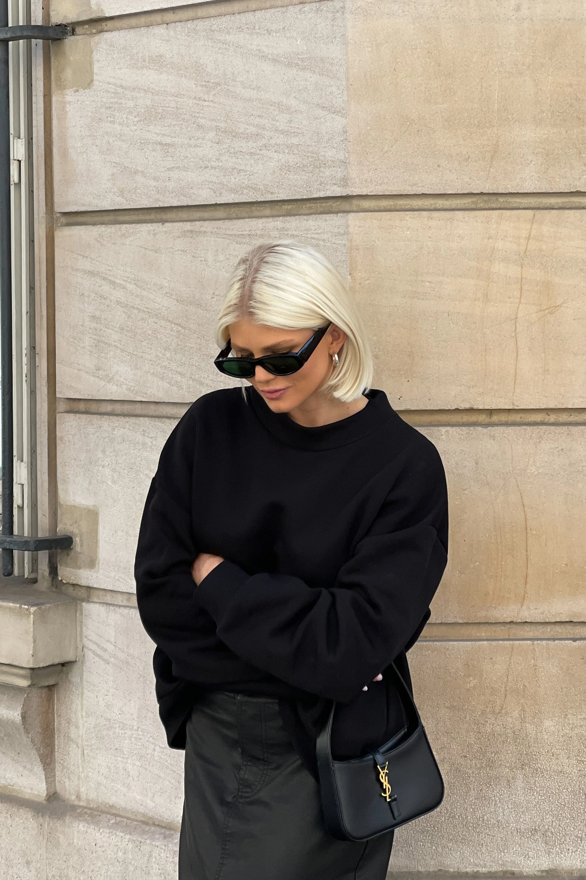 Hochgeschnittener Pullover mit Detail