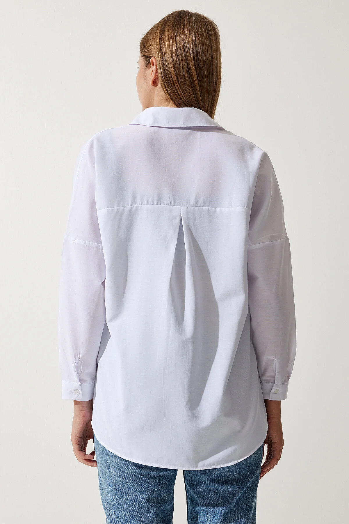 Happiness İstanbul  Weißes Oversize-Lang-Basic-Shirt für Damen DD00842