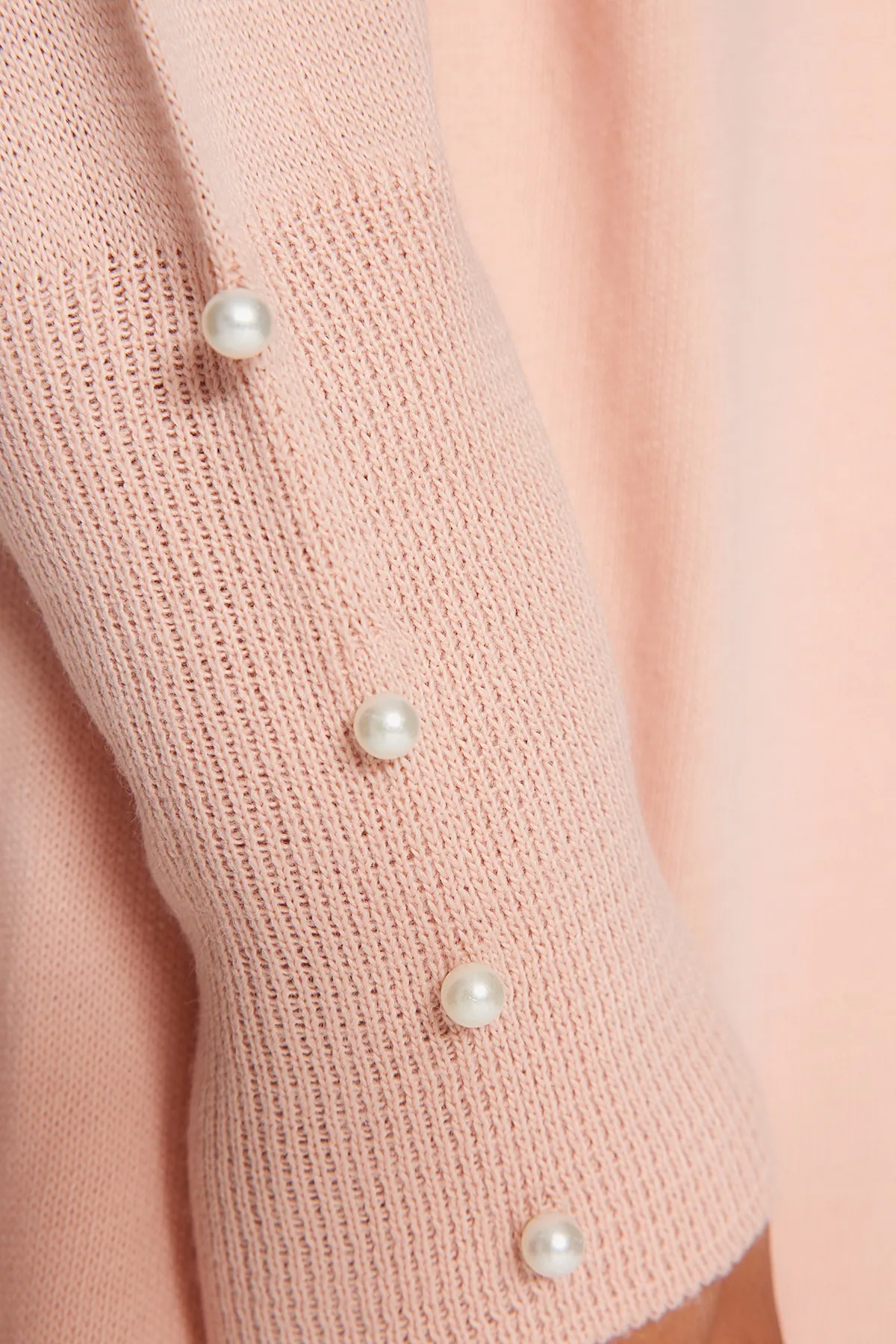 Trendyol Modest  Rollkragen-Strickpullover mit rosa Perlendetails und Perlendetails TCTAW24AK00121