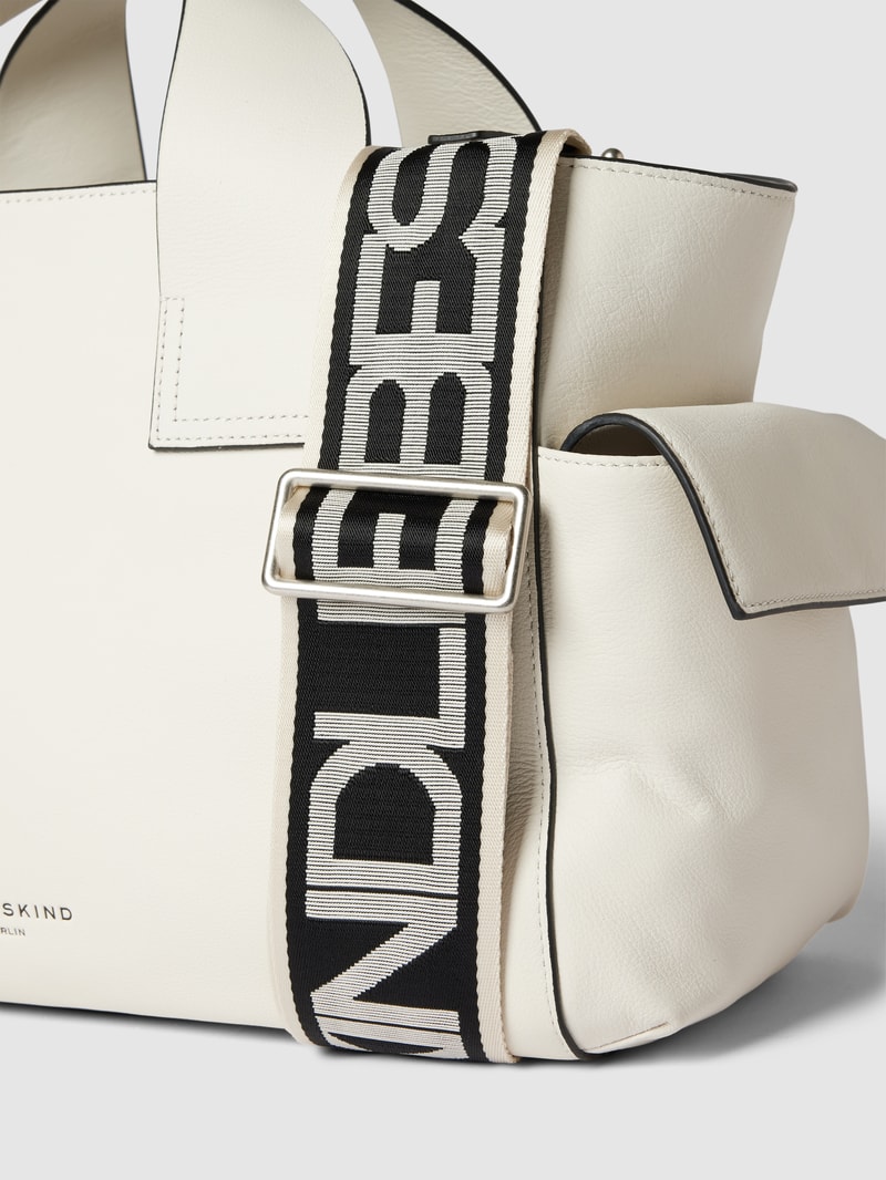 Shopper mit Label-Details Modell 'Sienna' in offwhite