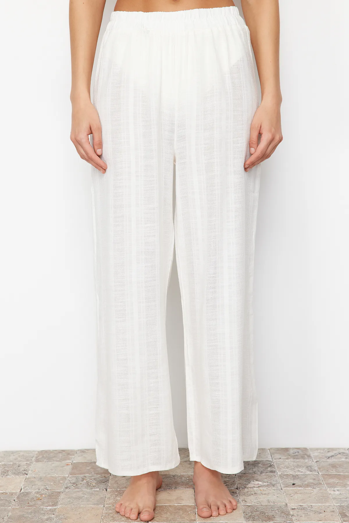 Trendyol Collection  Weiße gewebte Hose mit Schlitz TBESS24PL00016