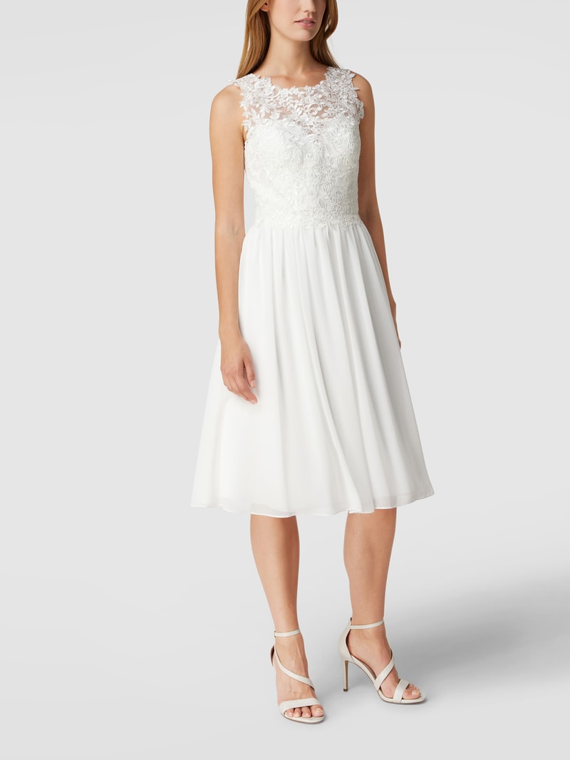 Brautkleid mit floraler Spitze in offwhite