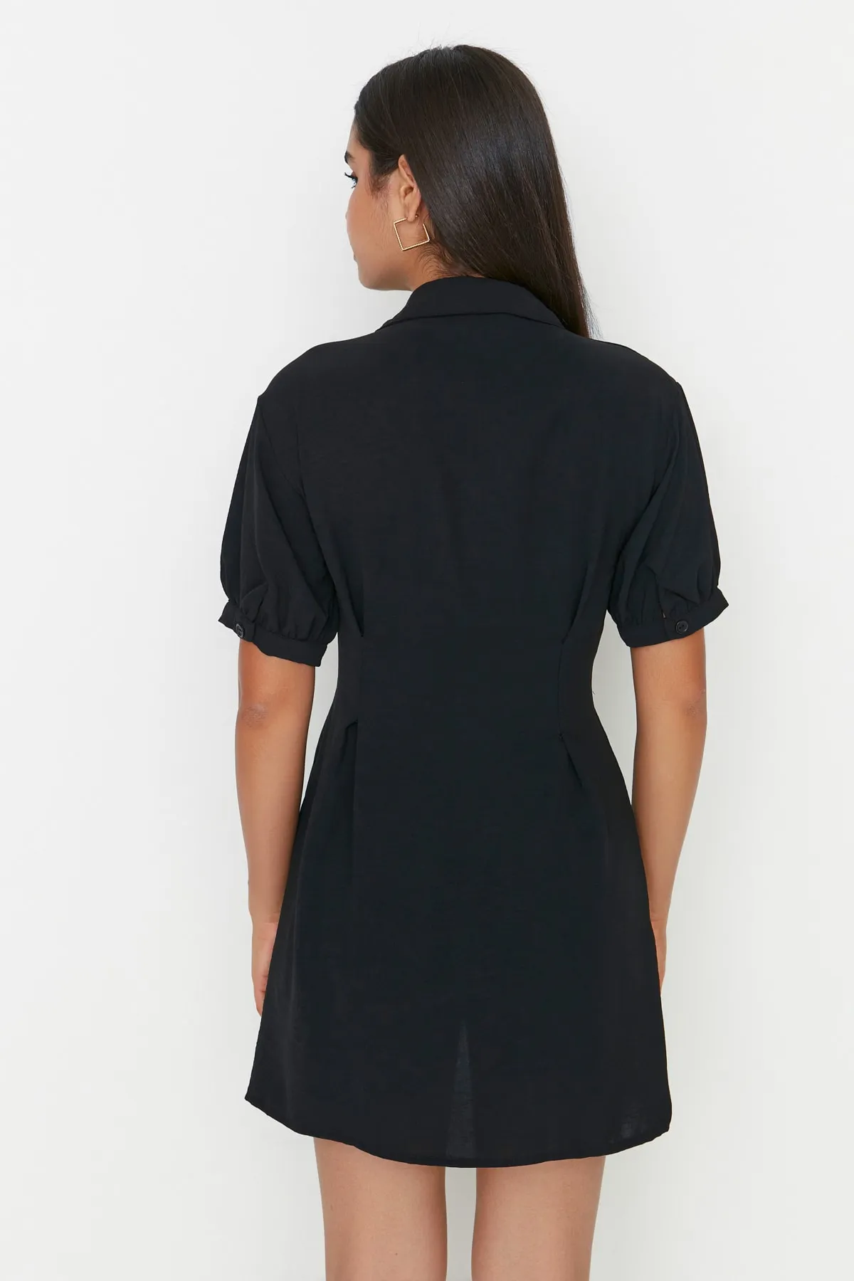 Trendyol Collection  Schwarzes, detailliertes Mini-Hemdkleid mit Krawatte TWOSS22EL00426