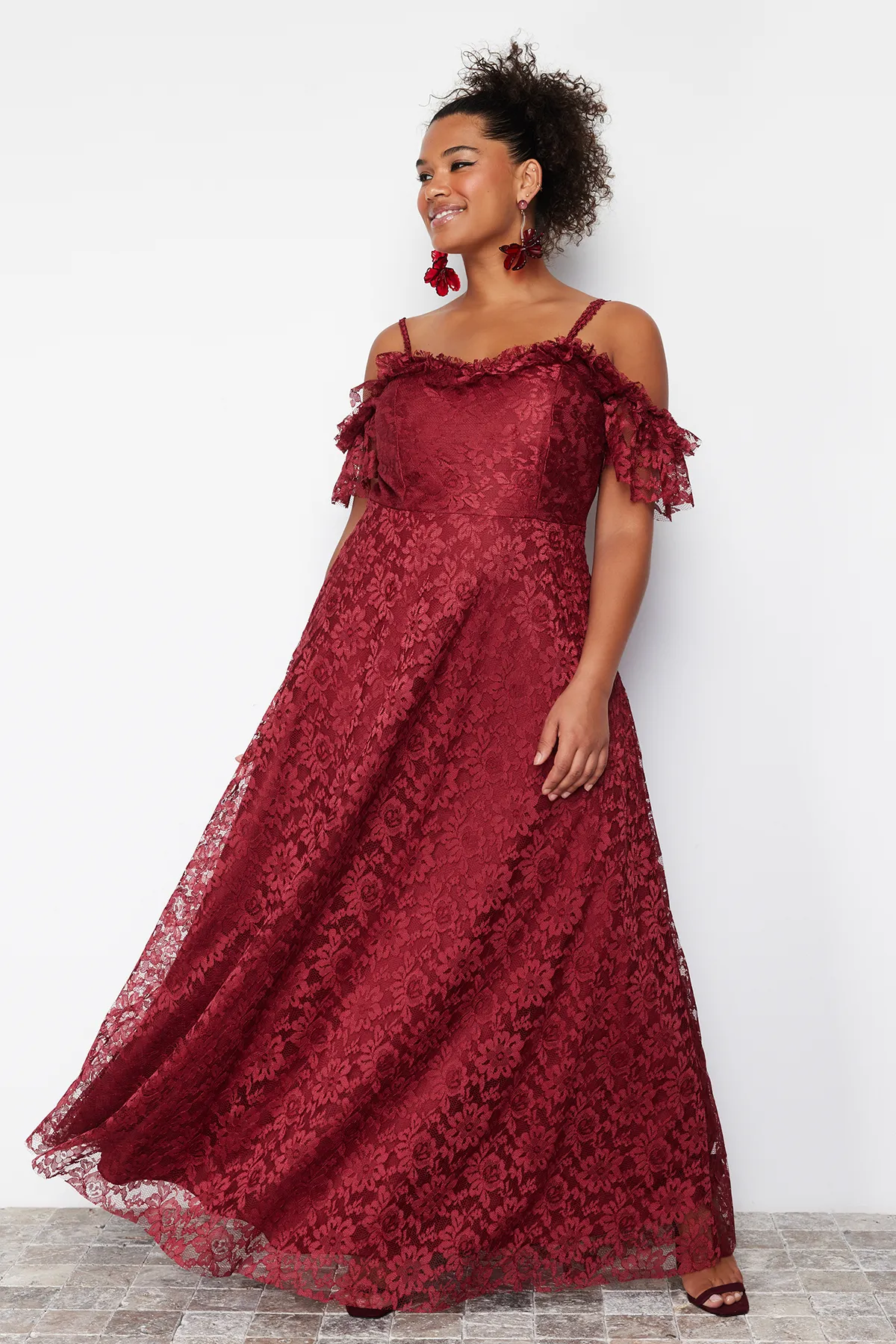 Trendyol Curve  Burgunderrotes A-Linien-Maxi-Abendkleid mit Trägern in Übergröße TBBAW23AH00187