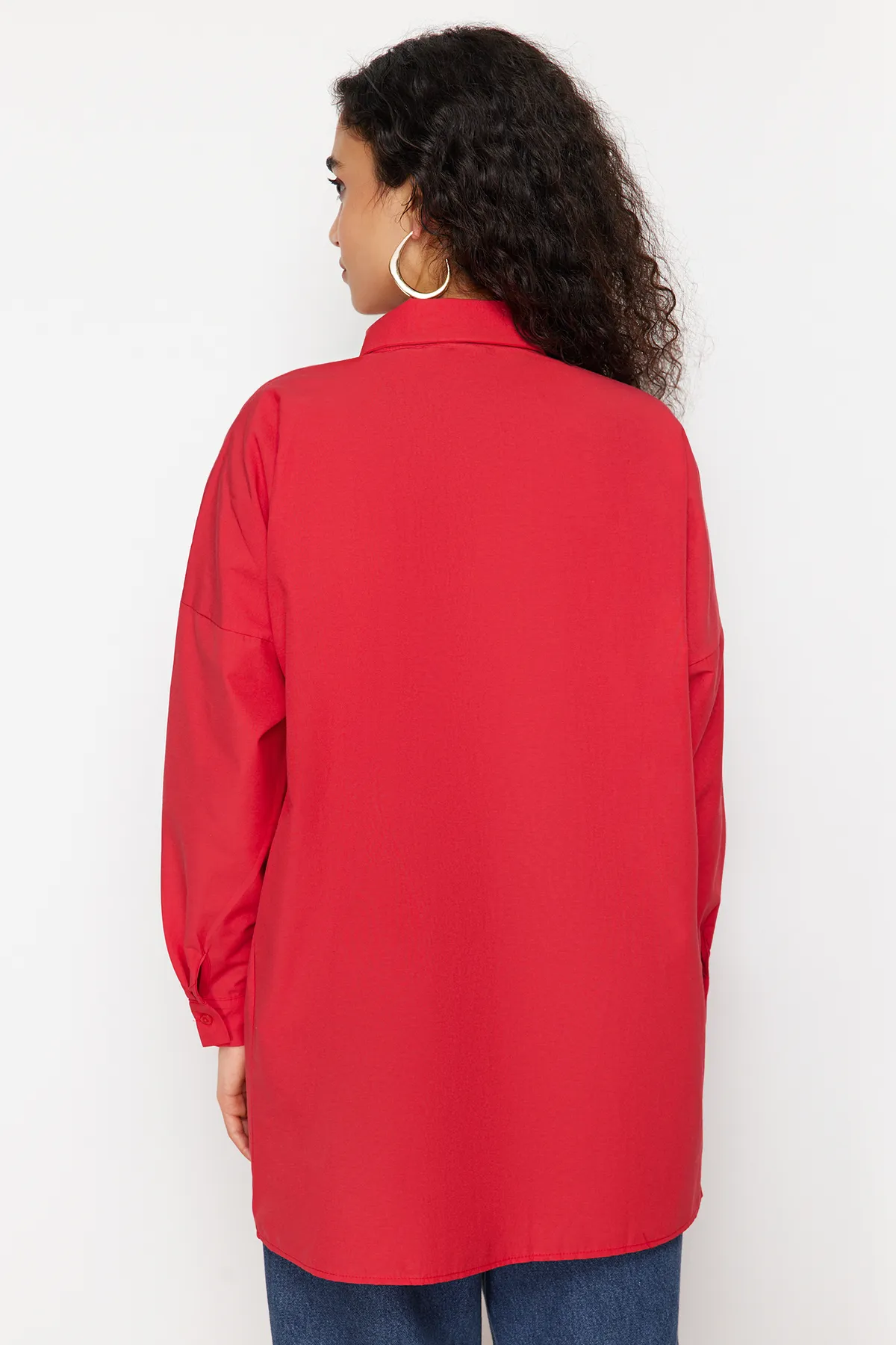 Trendyol Modest  Rotes gewebtes Baumwollhemd mit Blumenapplikationen TCTSS24TG00030