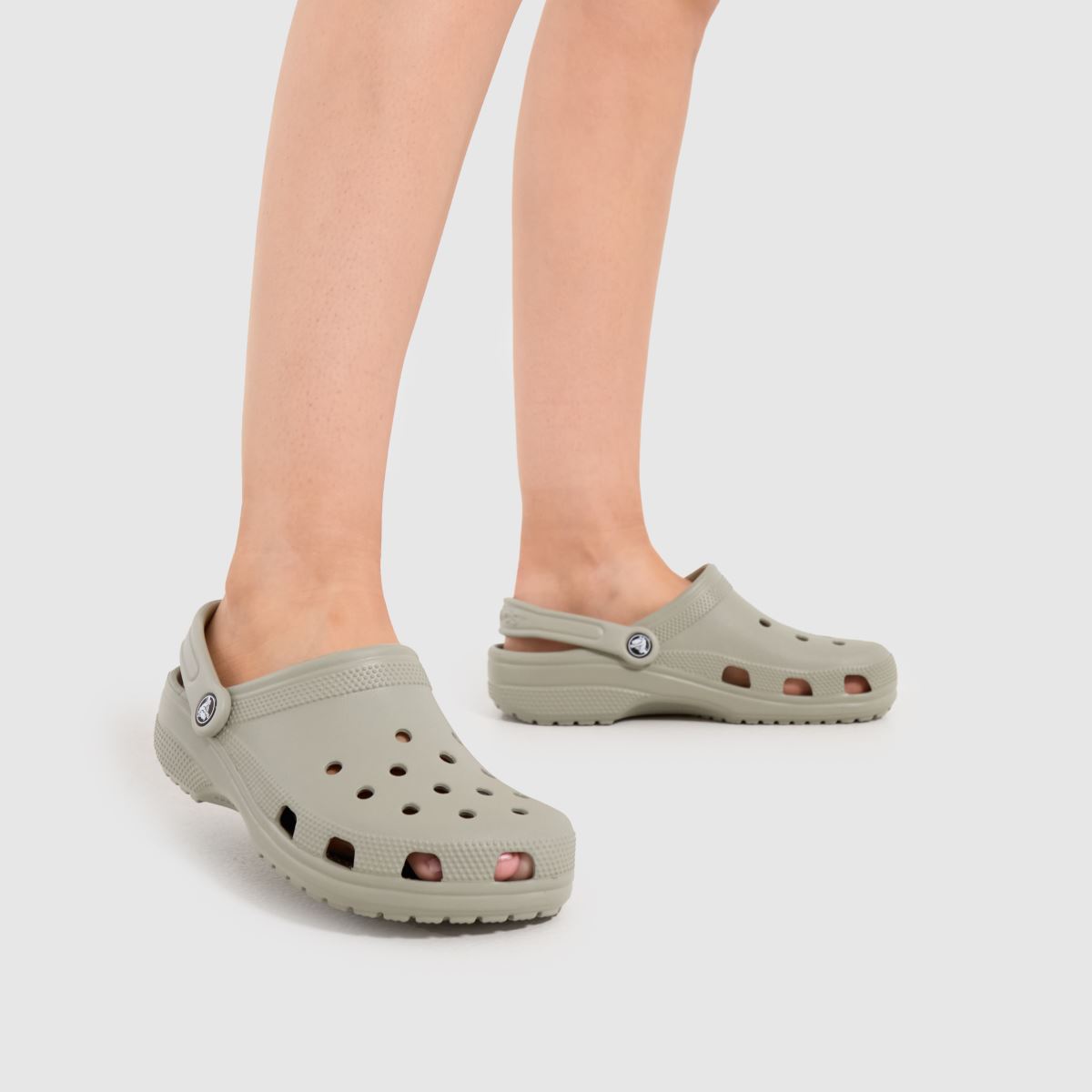 Crocs Classic klumpa szandál bézs színben