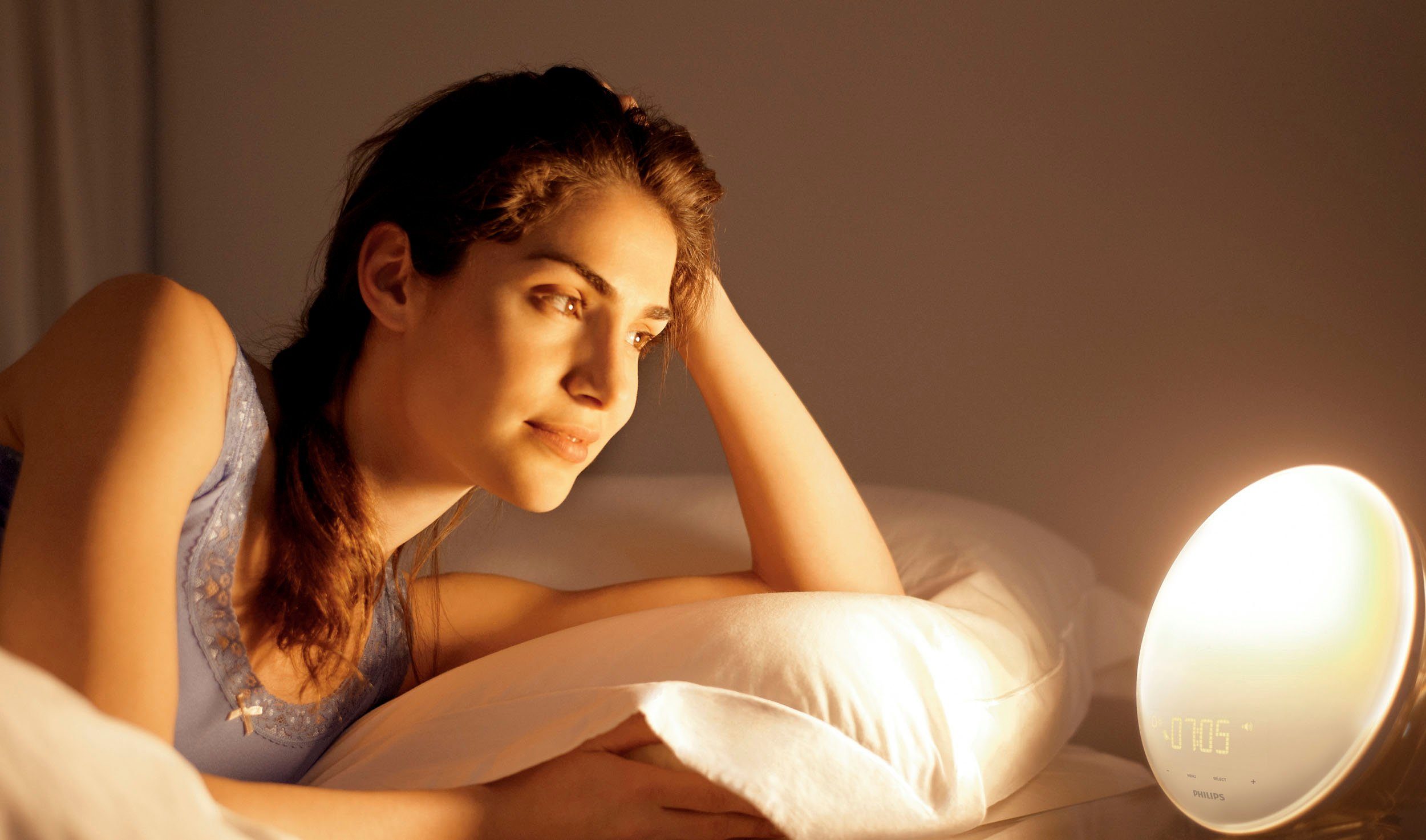 Philips Tageslichtwecker SmartSleep HF3521/01 mit 6 natürlichen Wecktönen, UKW Radio und 20 Lichteinstellungen