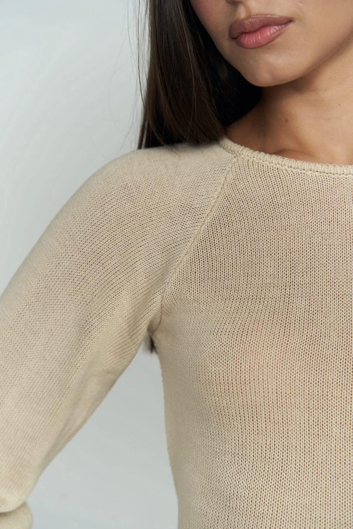 BOHEMAİ  Beigefarbenes Strickkleid mit tiefem Ausschnitt von Angela Back