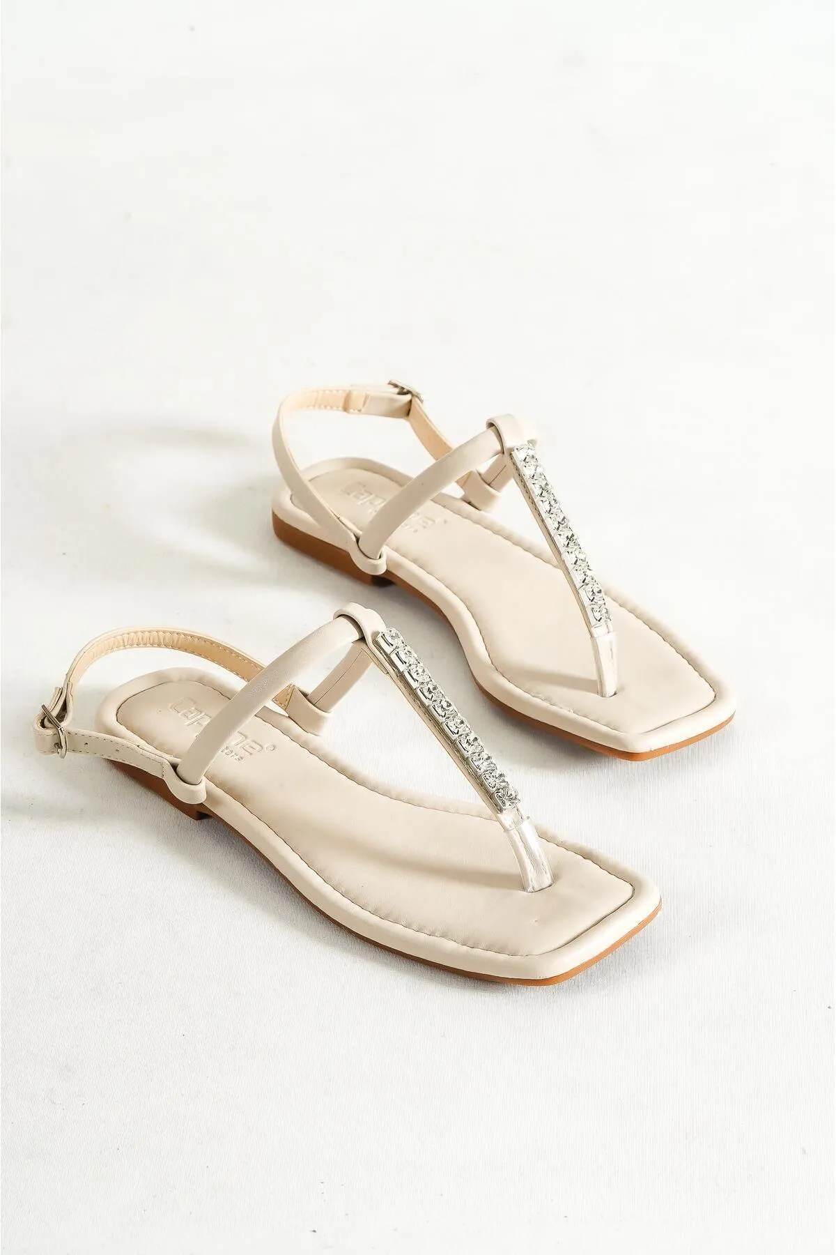 Capone Outfitters  Capone Skin Flip Flops Stein Knöchelriemen flacher Absatz Beige Damensandalen