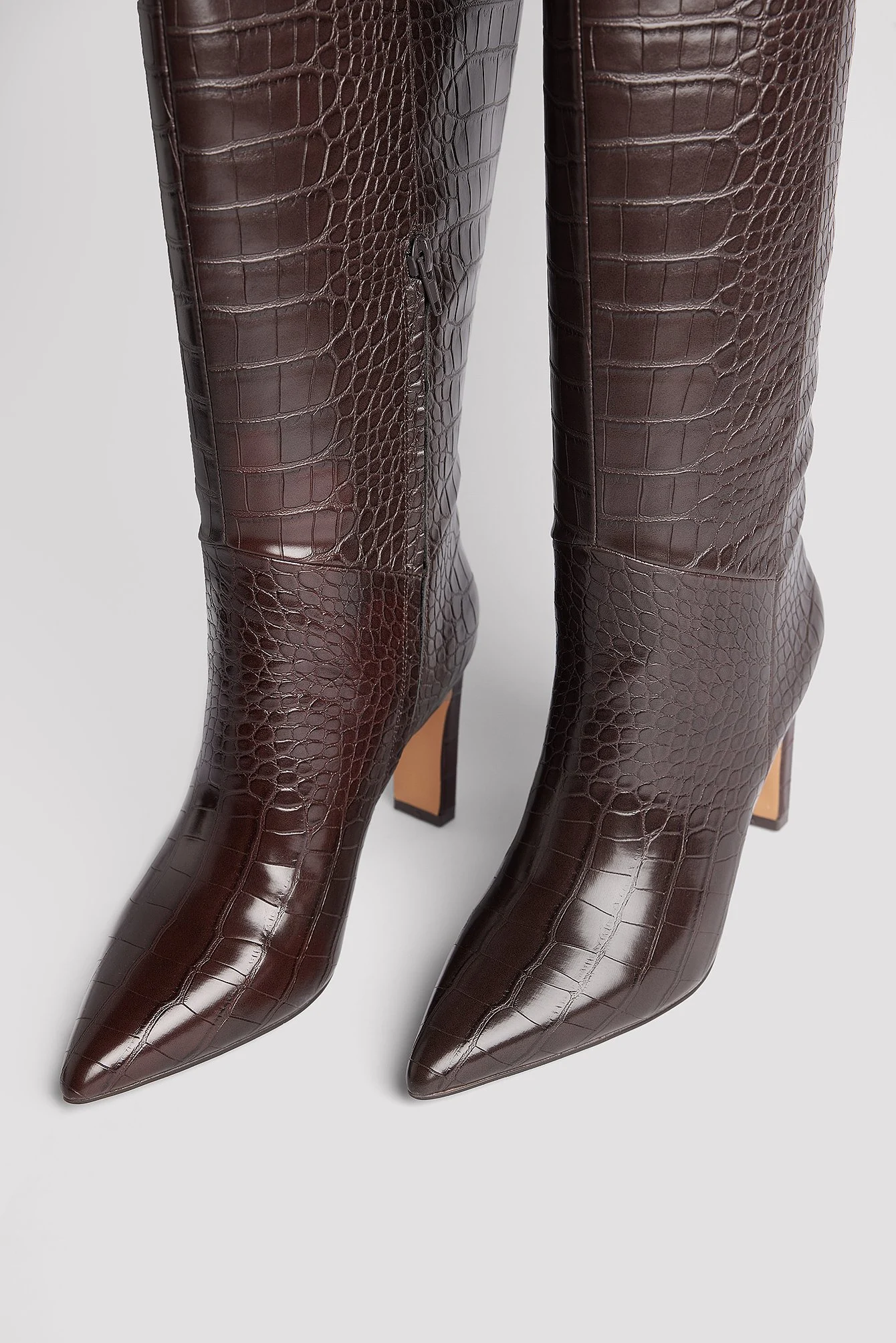 Spitz zulaufende Croc-Stiefel