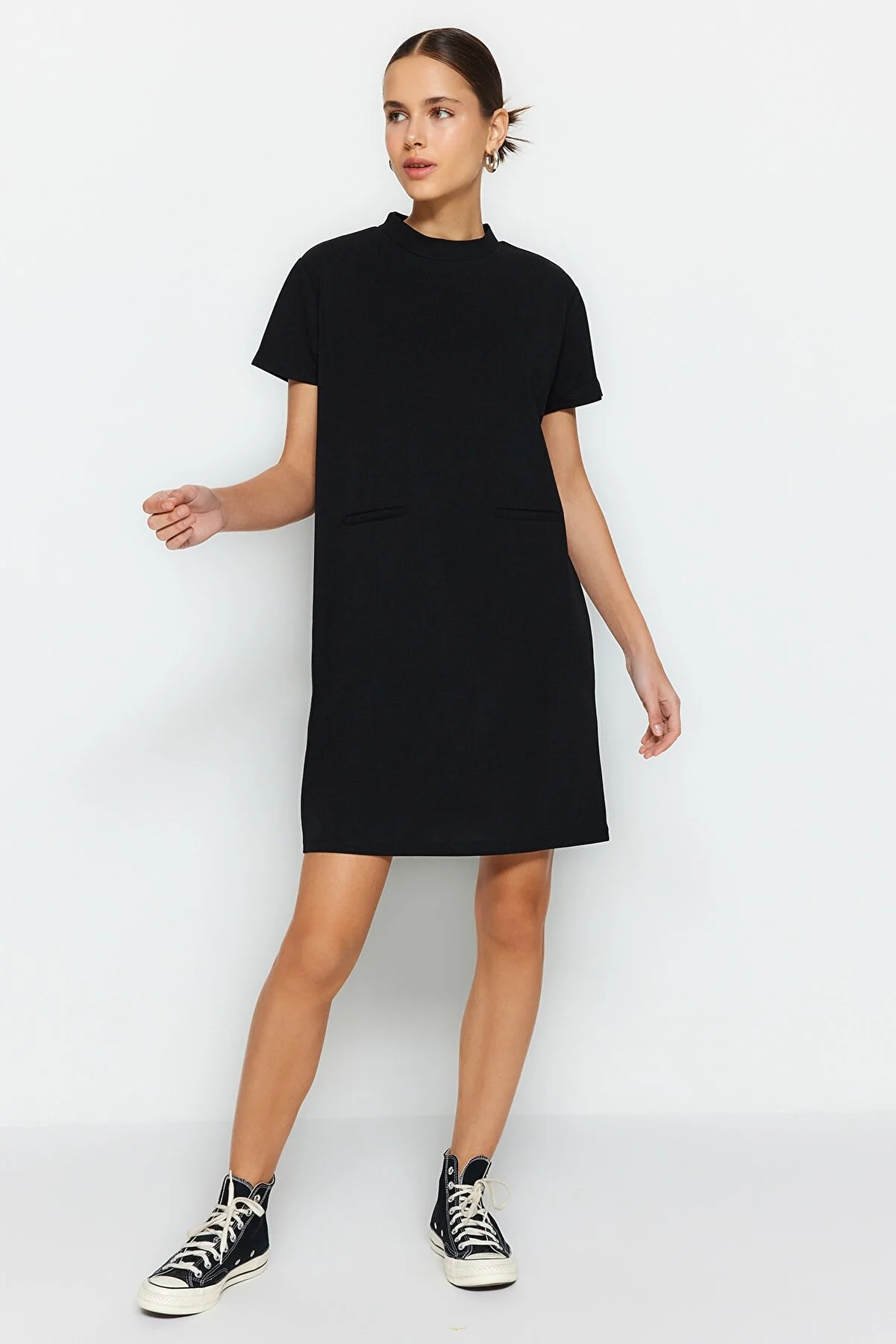 Trendyol Collection  Schwarzes Mini-Strickkleid aus Crêpe mit offener Taille und Skater-Stil im Taschen-Look TWOSS23EL01802
