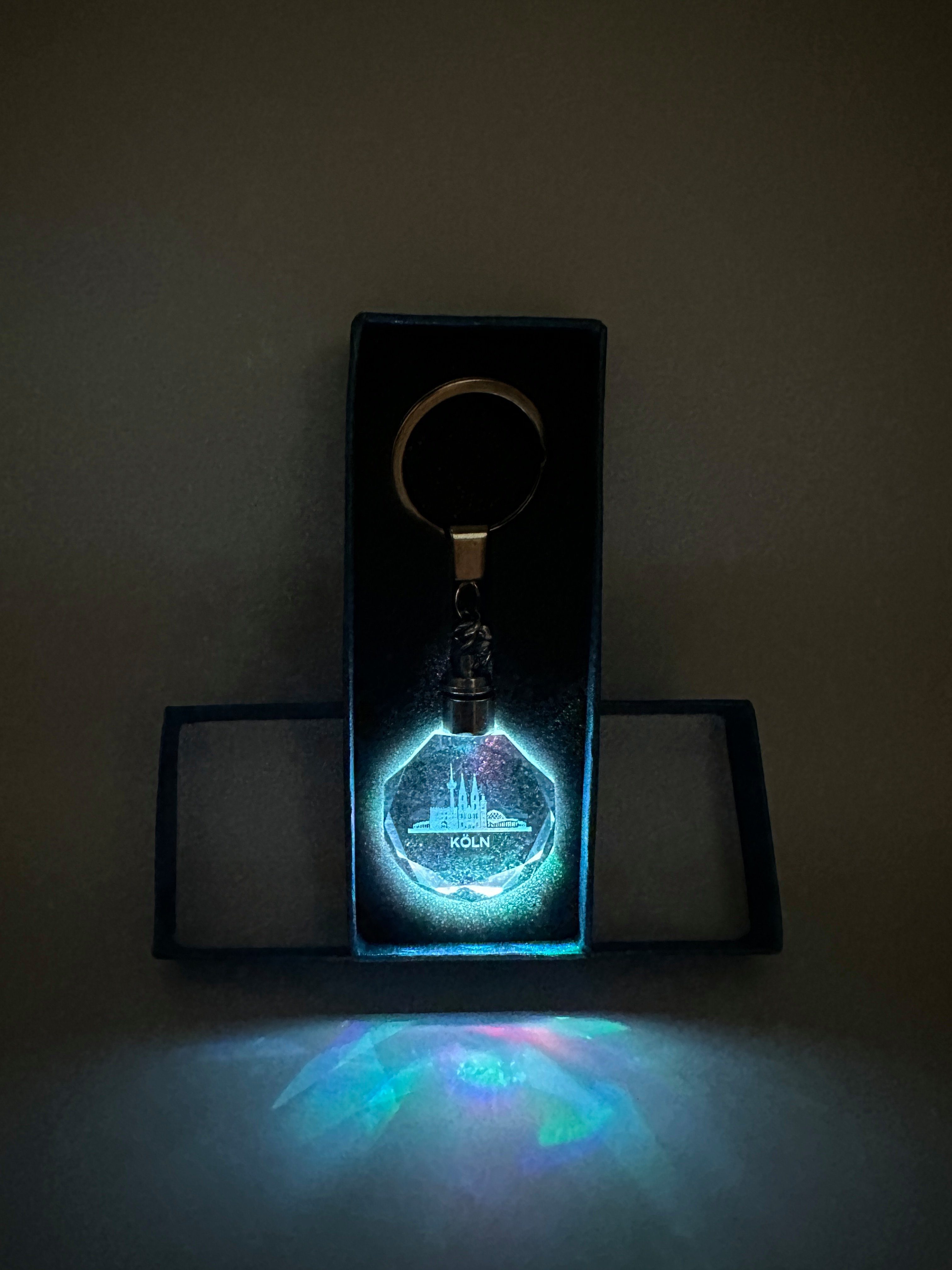 Stelby Schlüsselanhänger Köln Stadt Schlüsselanhänger LED Multicolor mit Geschenkbox