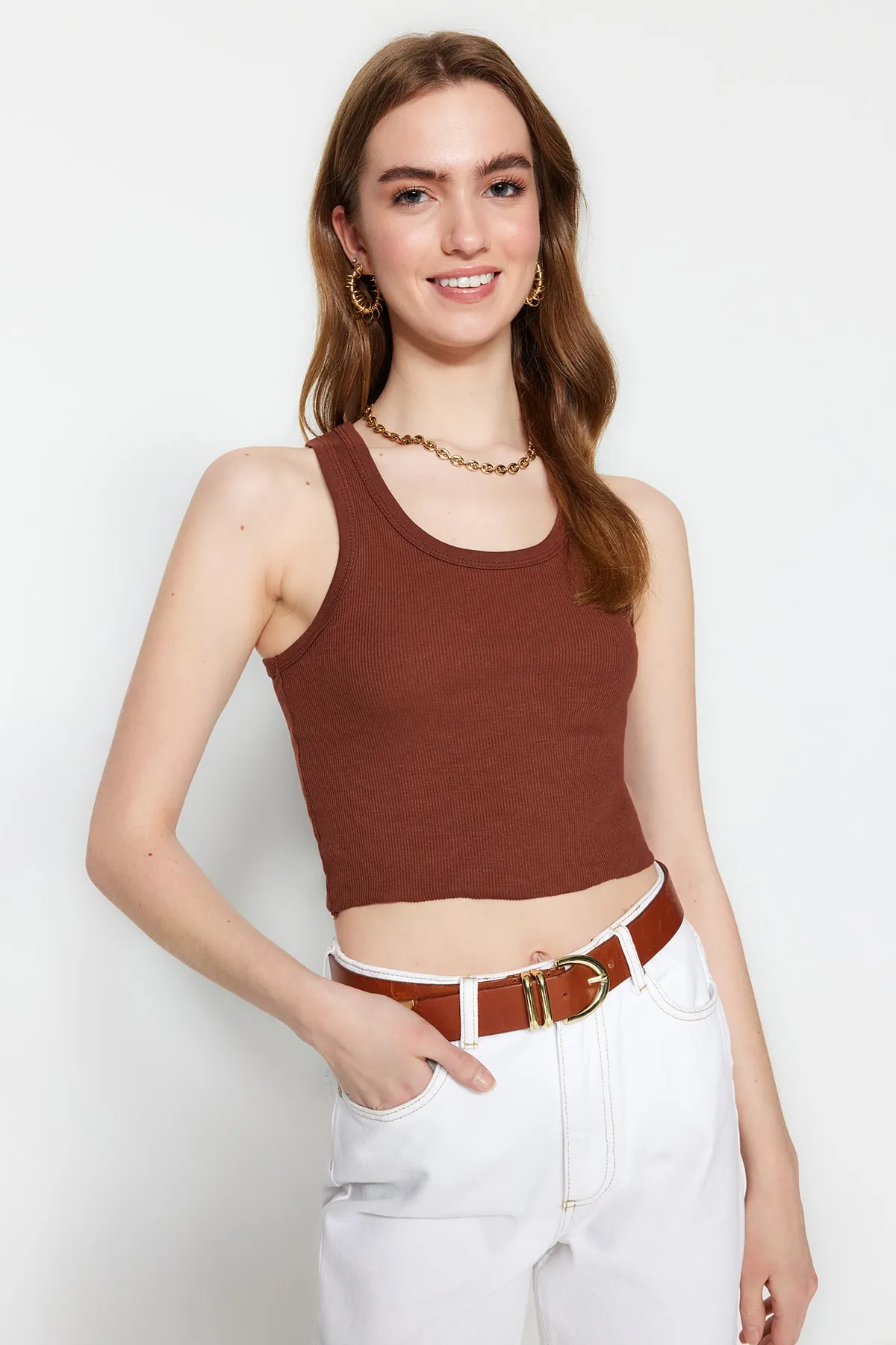 Trendyol Collection  Braunes tailliertes/tailliertes Unterhemd aus gerippter Baumwolle mit kurzem Poolkragen und flexiblem Strick TWOSS23AL00052