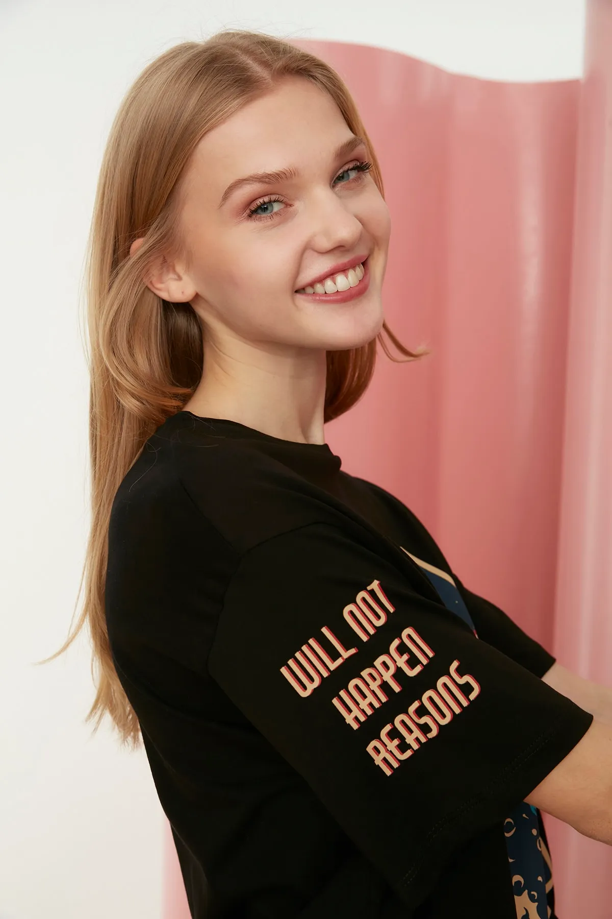 Trendyol Collection  Schwarzes Strick-T-Shirt mit Rundhalsausschnitt und Weltraum-Print aus 100 % Baumwolle im Boyfriend-Stil TWOSS21TS3663