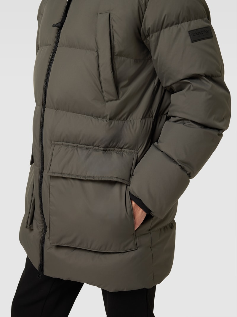 Daunenjacke mit Kapuze in schlamm