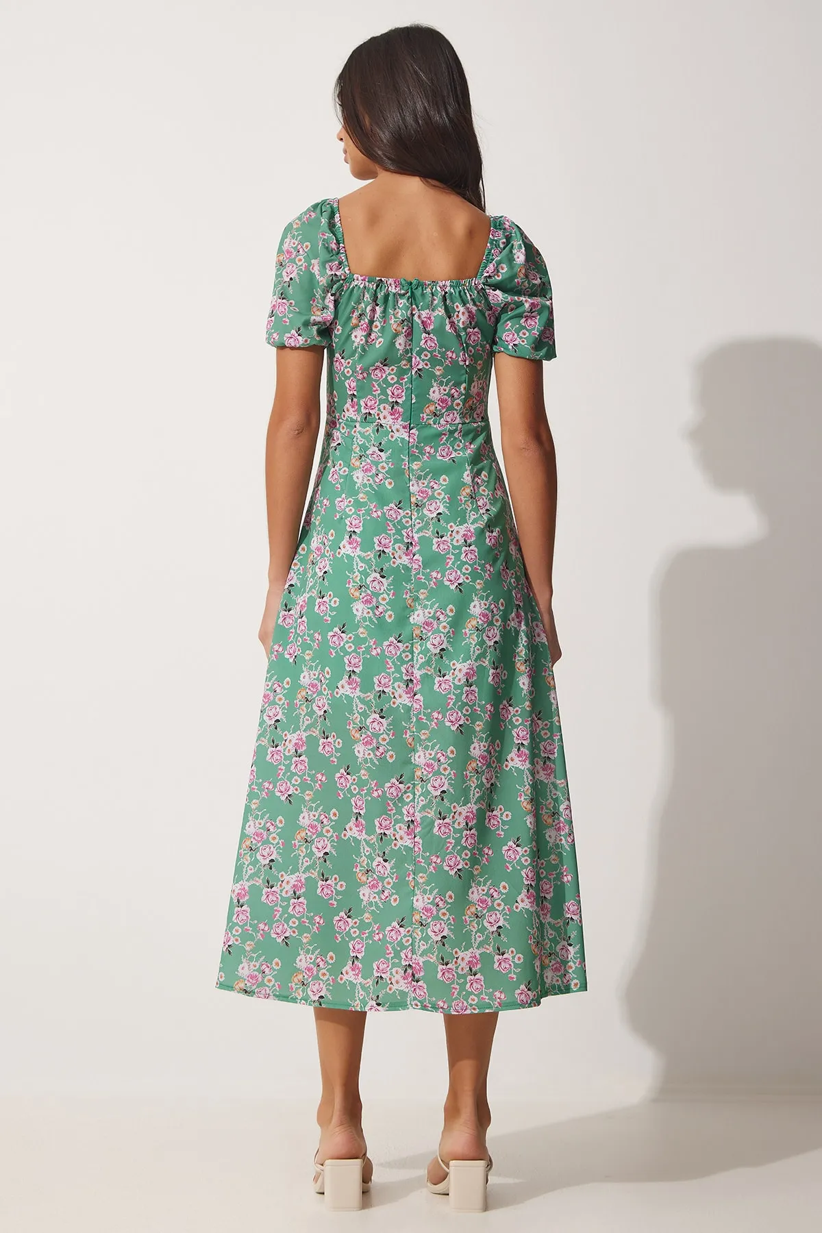 Happiness İstanbul  Grünes Damen-Sommerkleid mit gerafftem Kragen und floraler Satinoberfläche FF00125