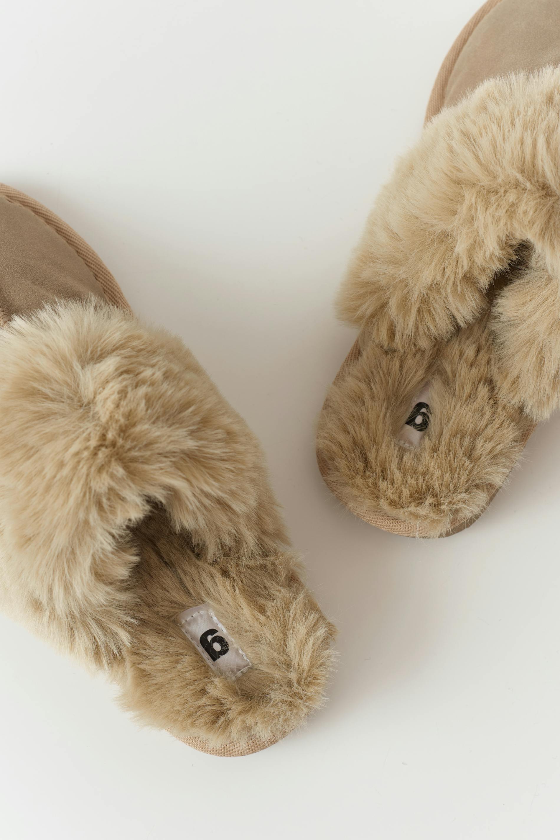 Faux fur slippers