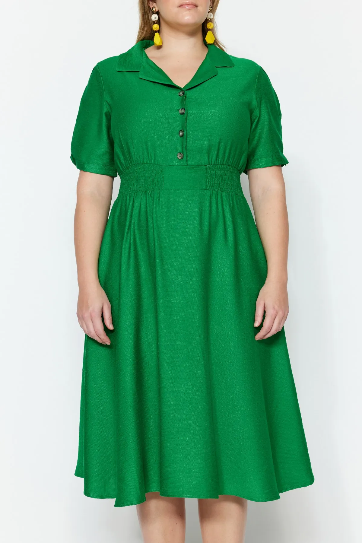Trendyol Curve  Grünes Webkleid mit elastischem Bund und Knopfdetail TBSSS22EL1563