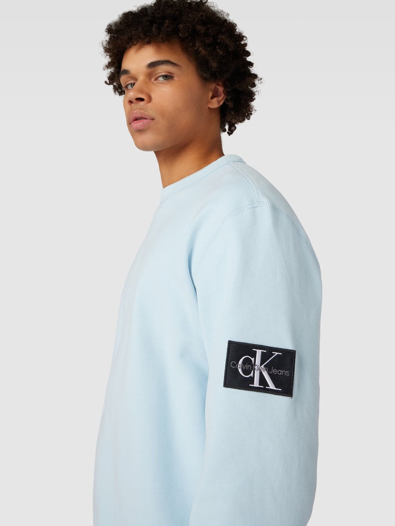 Sweatshirt mit Label-Patch in hellblau