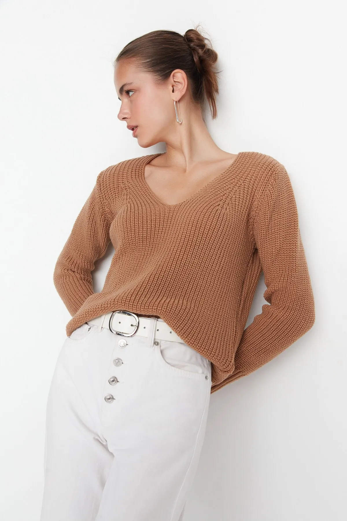 Trendyol Collection  Kamelfarbener Strickpullover mit V-Ausschnitt TWOAW22KZ0880