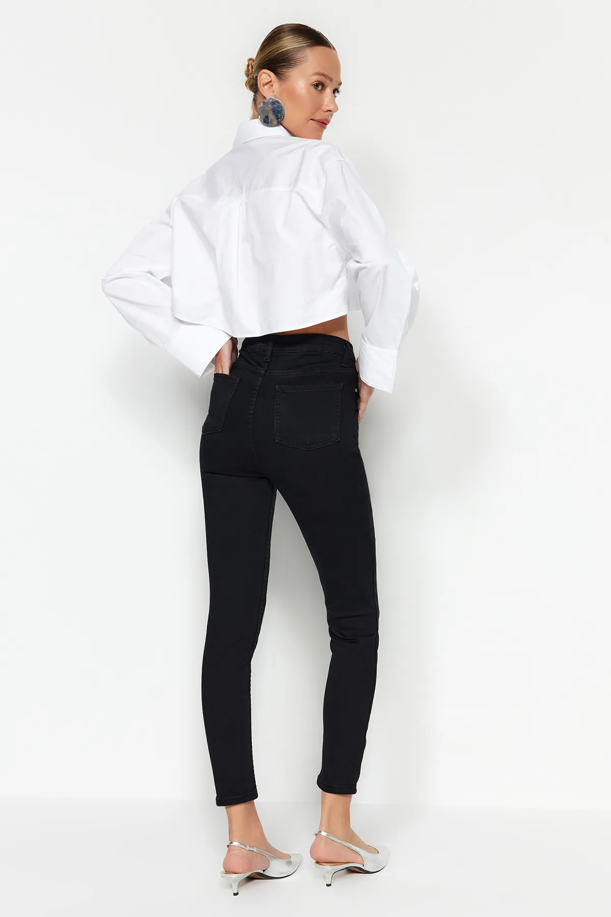Trendyol Collection  Schwarze Jegging-Jeans mit hoher Taille TWOAW24JE00264