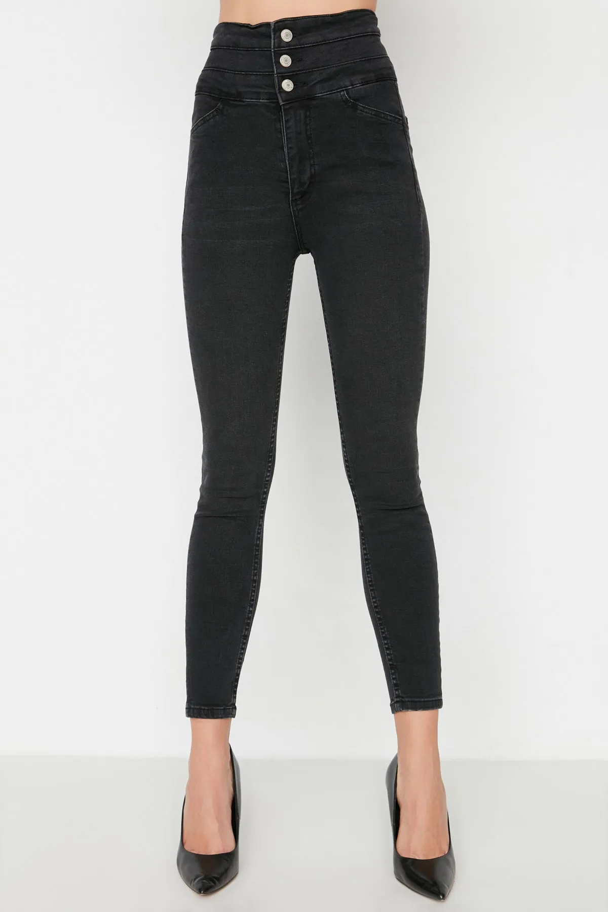 Trendyol Collection  Schwarze Skinny Jeans mit hoher Taille und Detail TWOSS21JE0091