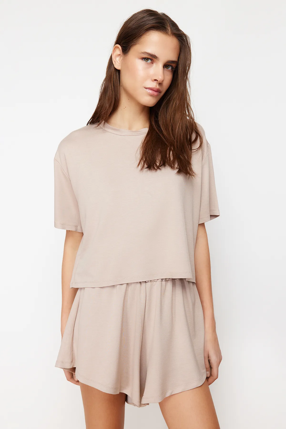 Trendyol Collection  Beiges Set aus T-Shirt und Shorts mit weichen Knöpfen und gestricktem Oberteil und Unterteil TWOSS24AU00056