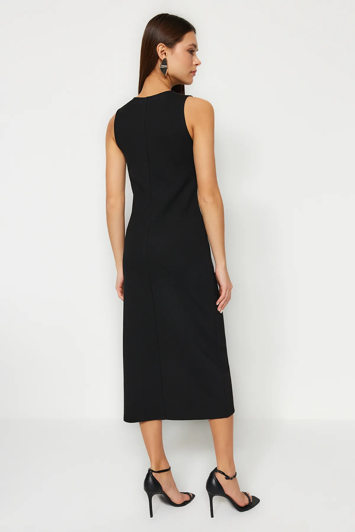 Trendyol Collection  Schwarzes, ärmelloses, figurbetontes, flexibles Midi-Bleistiftkleid aus Strick mit Schlitzen TWOSS24EL00108