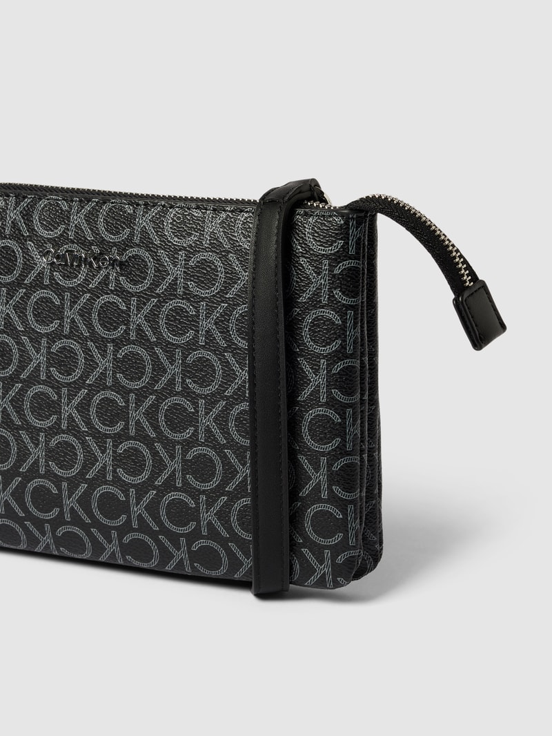 Umhängetasche mit Allover-Logo in schwarz