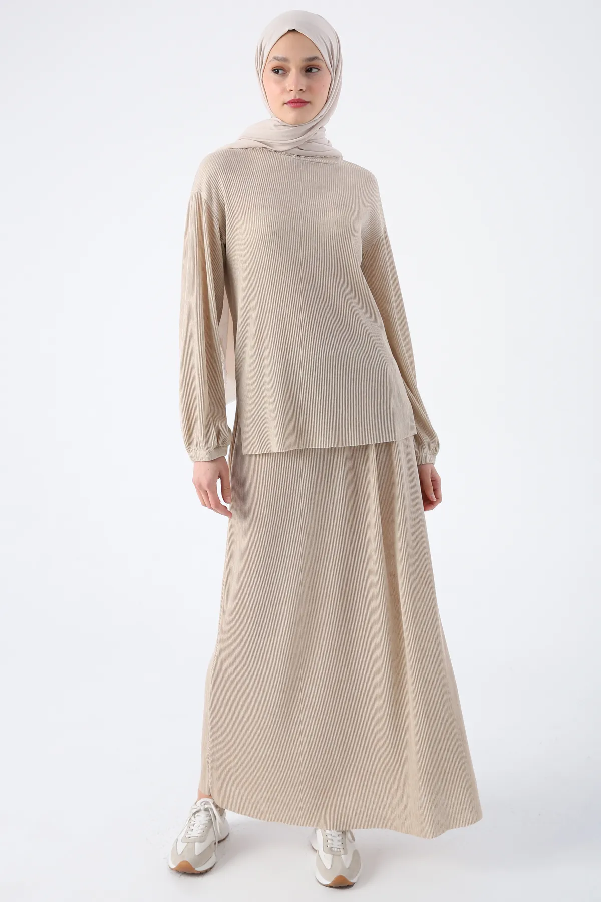 ALLDAY  Steinfarbener Anzug mit plissierter, geschlitzter Bluse und Rock