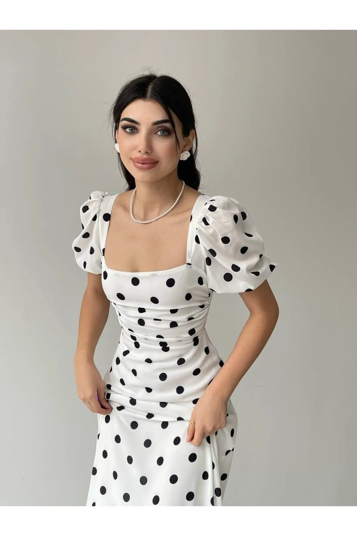 SONREİR  Langes, gepunktetes Kleid mit Ballonärmeln und quadratischem Ausschnitt