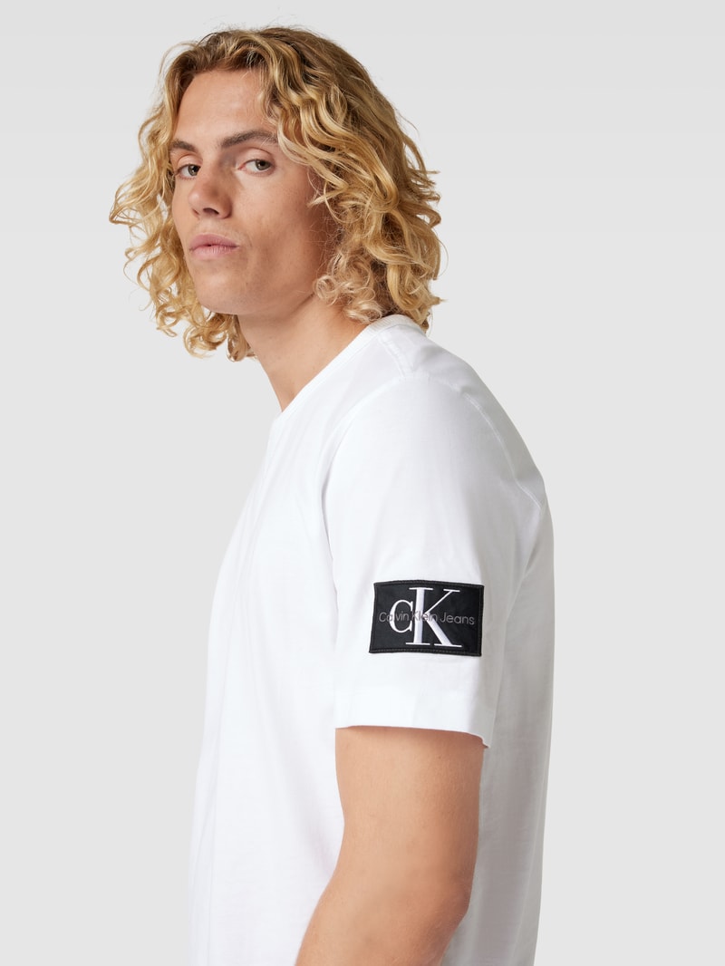 T-Shirt mit Label-Patch in weiss