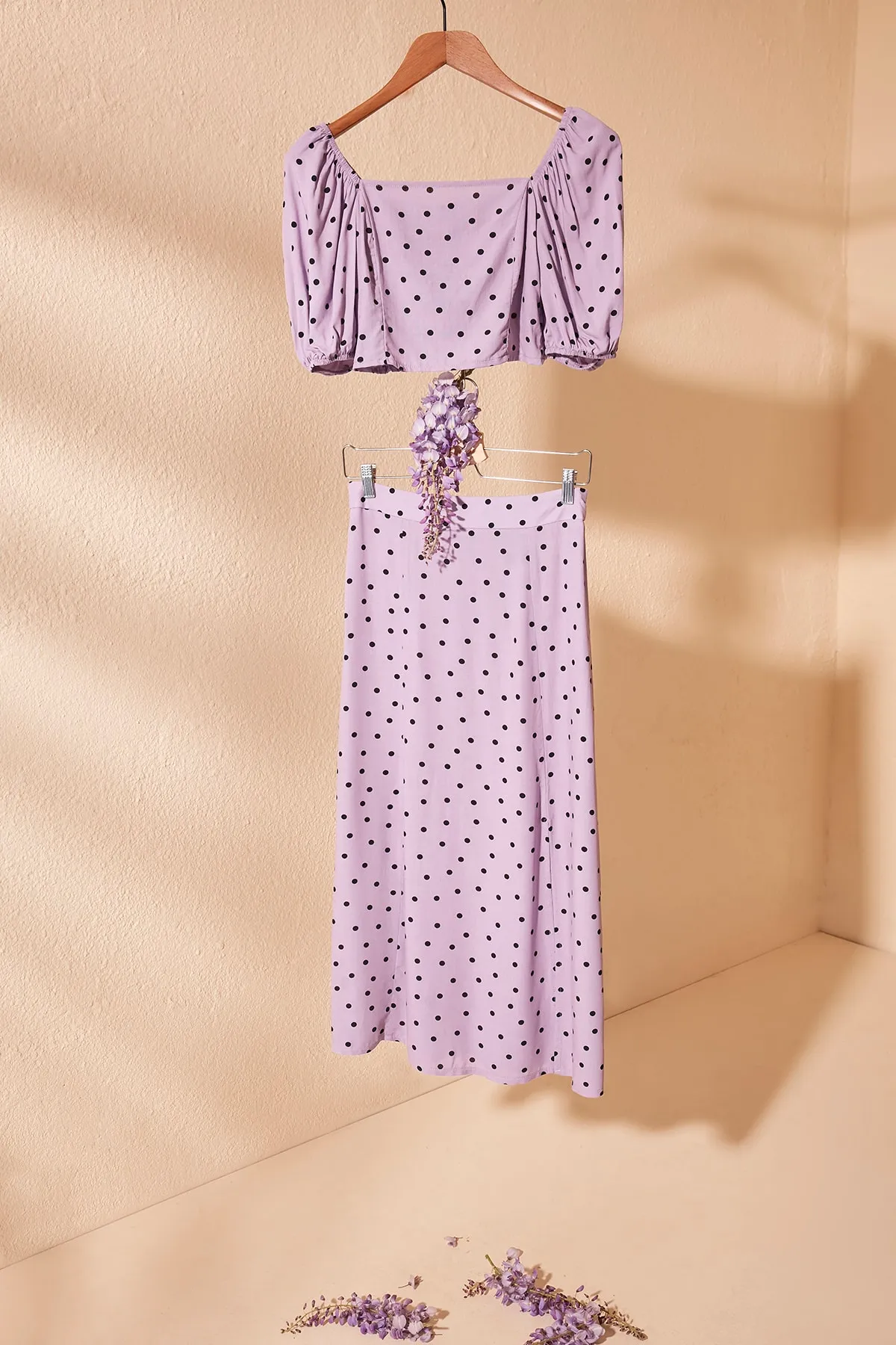 Trendyol Collection  Lilafarbenes, gepunktetes, geschlitztes Midi-Viskose-Unterteil-Oberteil-Set TWOSS20AU0097