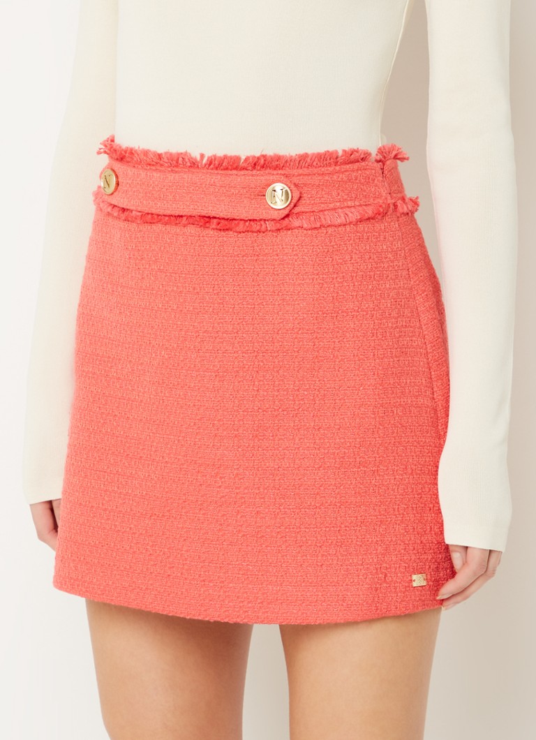 Minissaia NIKKIE Beverly Hills com efeito tweed e botões decorativos.