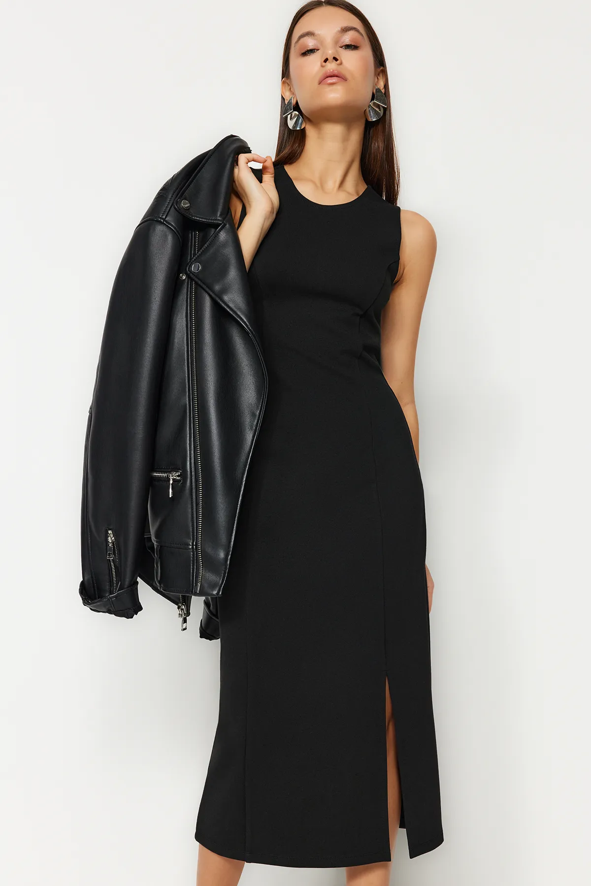 Trendyol Collection  Schwarzes, ärmelloses, figurbetontes, flexibles Midi-Bleistiftkleid aus Strick mit Schlitzen TWOSS24EL00108