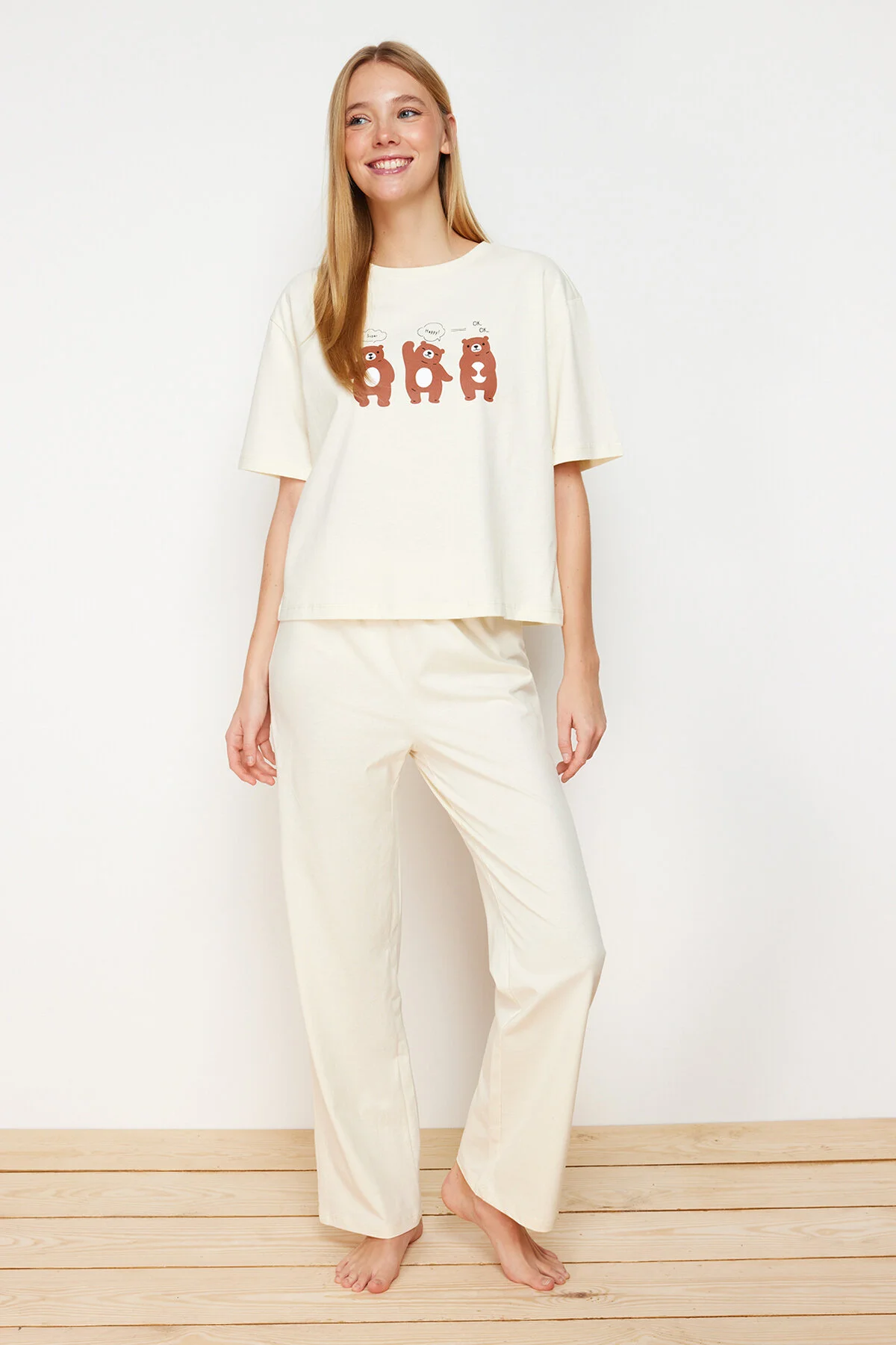 Trendyol Collection  Beige gestricktes Pyjama-Set mit T-Shirt und Hose aus 100 % Baumwolle mit Teddybär-Aufdruck THMSS23PT00134