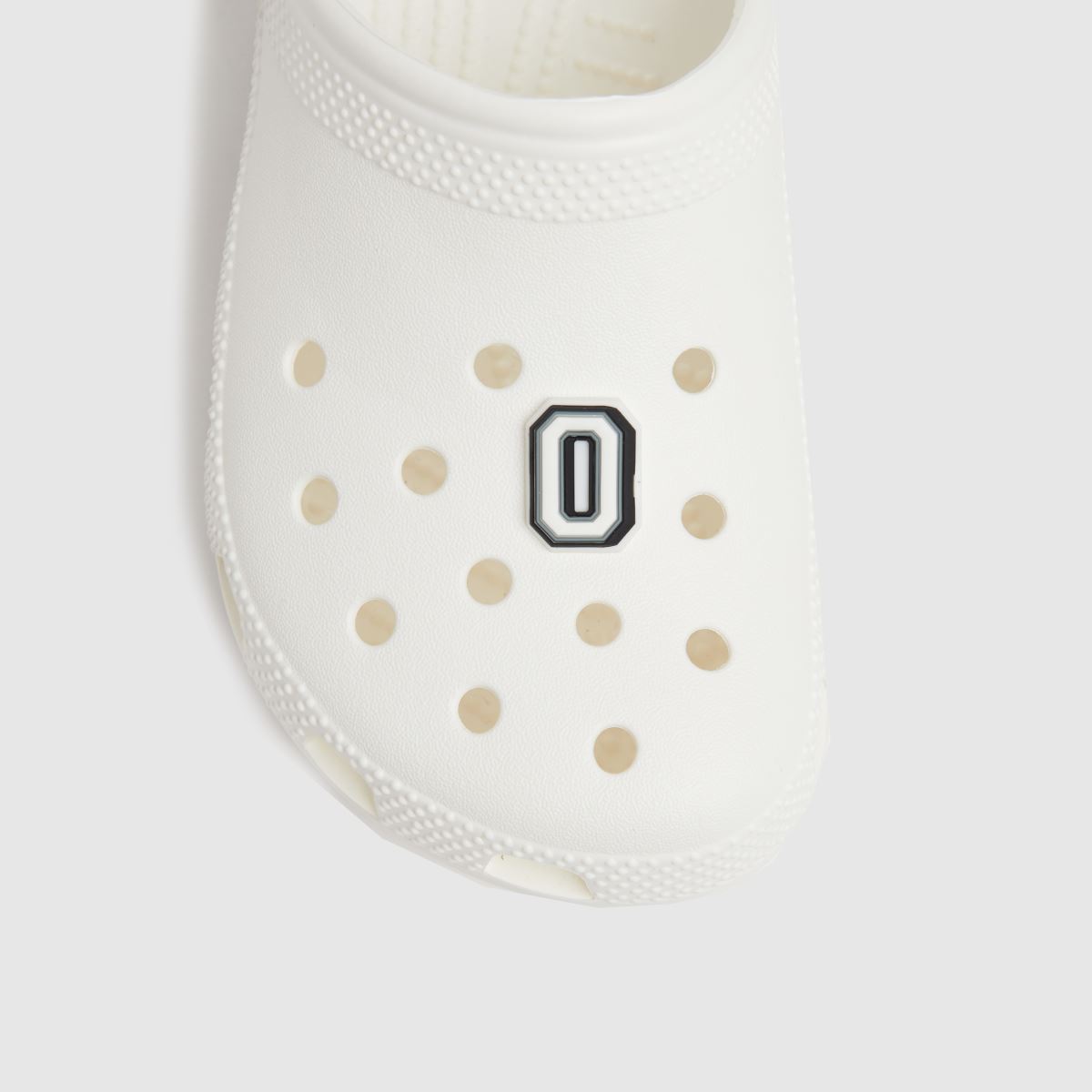 Crocs fehér és fekete jibbitz o betű