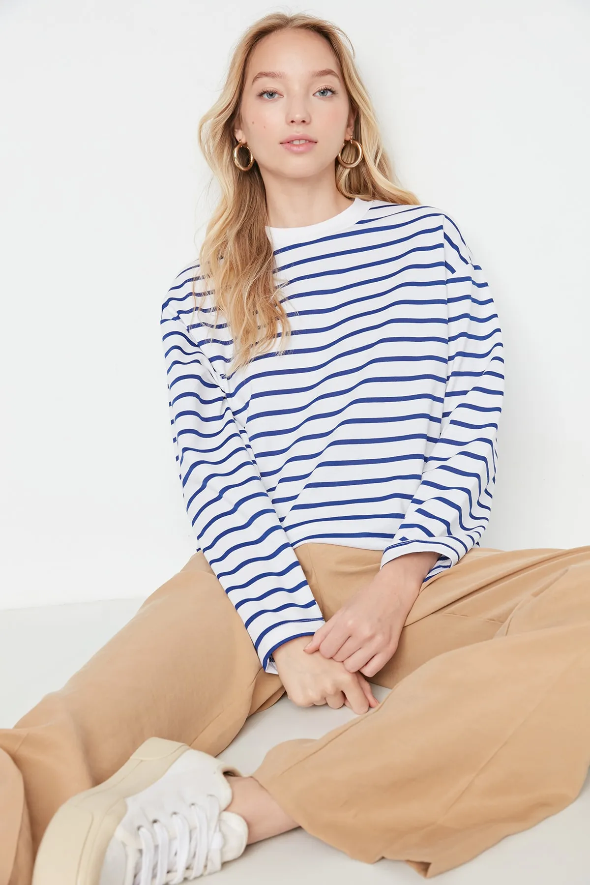 Trendyol Collection  Weiß gestreiftes Oversize/Weit geschnittenes Rundhals-Sweatshirt aus dünnem Strick TWOAW23SW00326