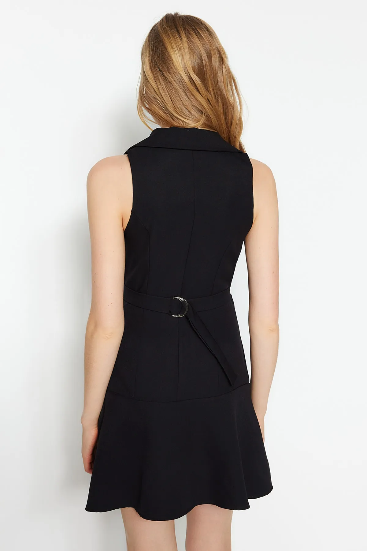 Trendyol Collection  Schwarzes, gewebtes Kleid mit Kragen, Miniausschnitt und Fensterdetail TWOSS23EL00608