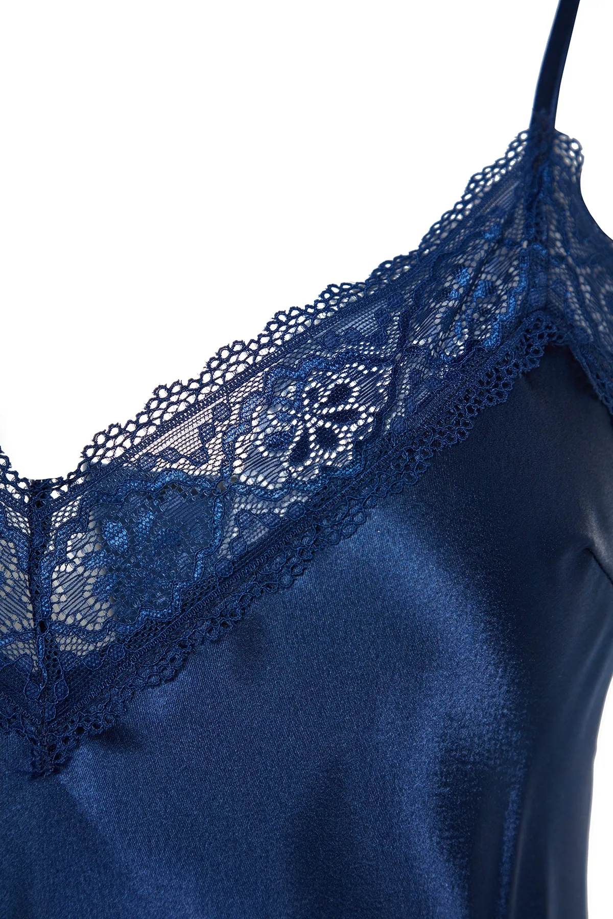 Trendyol Collection  Indigoblaues Nachthemd aus gewebtem Satin mit Spitze und Schlitzdetails und Seilträgern THMSS23GC00021