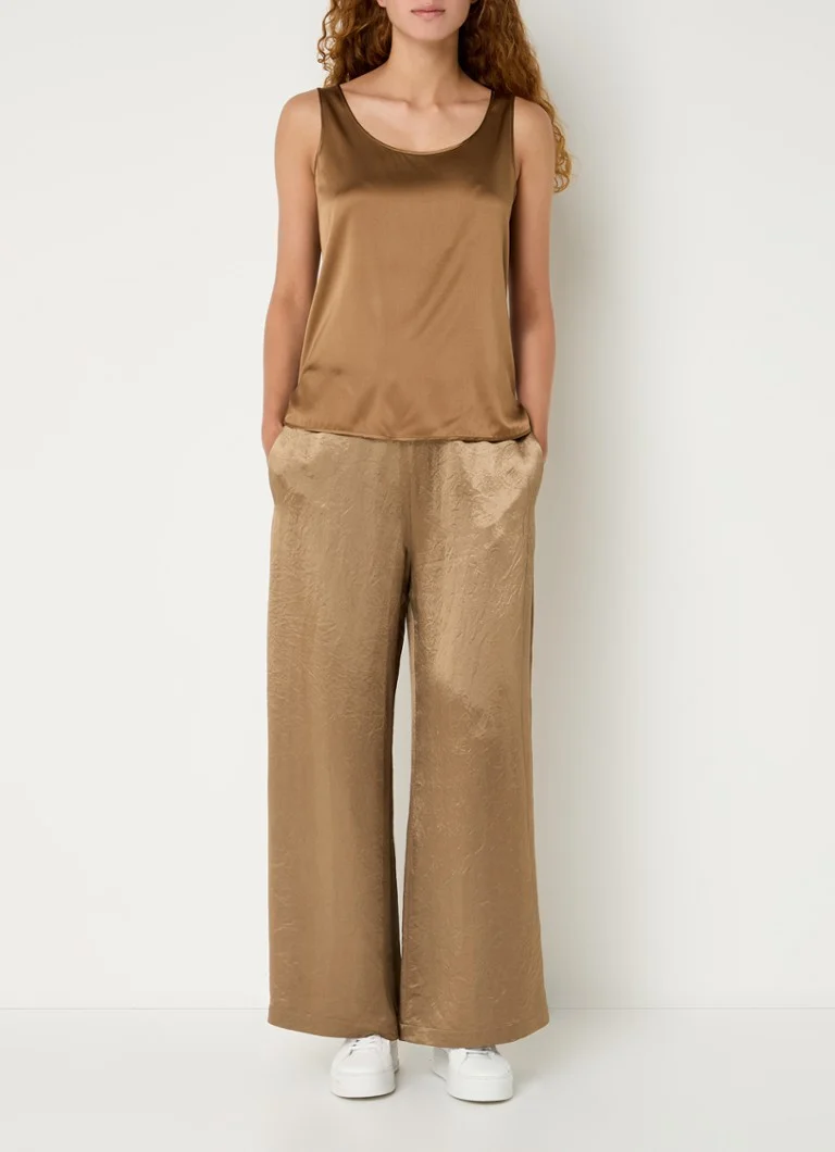 Pantaloni MaxMara din satin, cu talie medie, croială lată pe picioare și buzunare laterale.