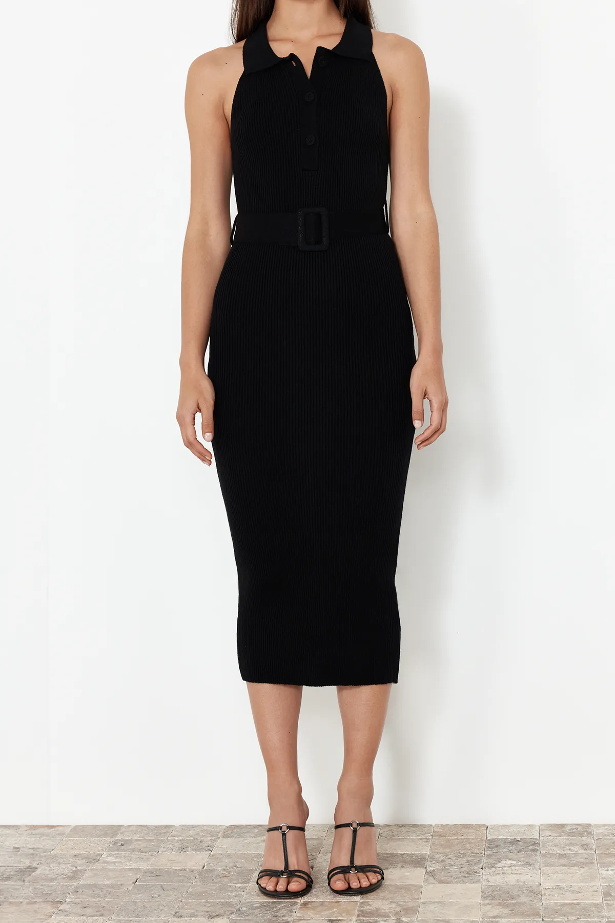 Trendyol Collection  Schwarzes Strick-Midikleid mit Gürteldetail TWOSS22EL1031