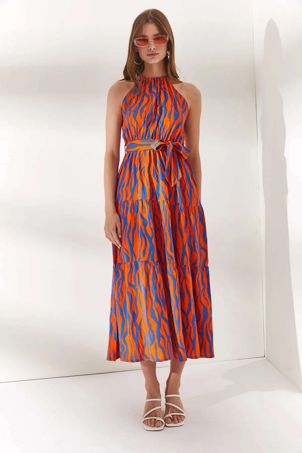 Olalook  Damenkleid aus gewebtem Viscon in Zebra-Orange mit Neckholder und Gürtel ELB-19001548