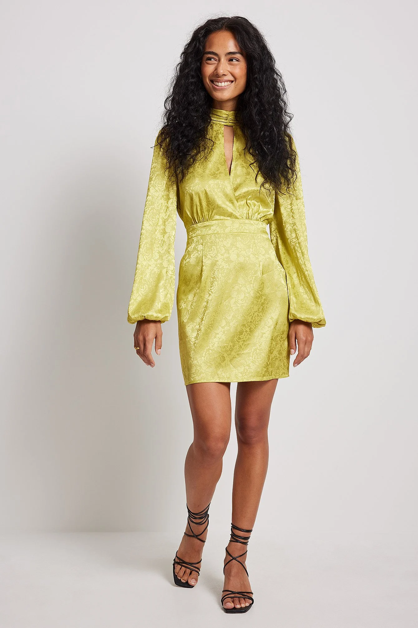 Minikleid aus Jacquard-Satin mit Cut-outs