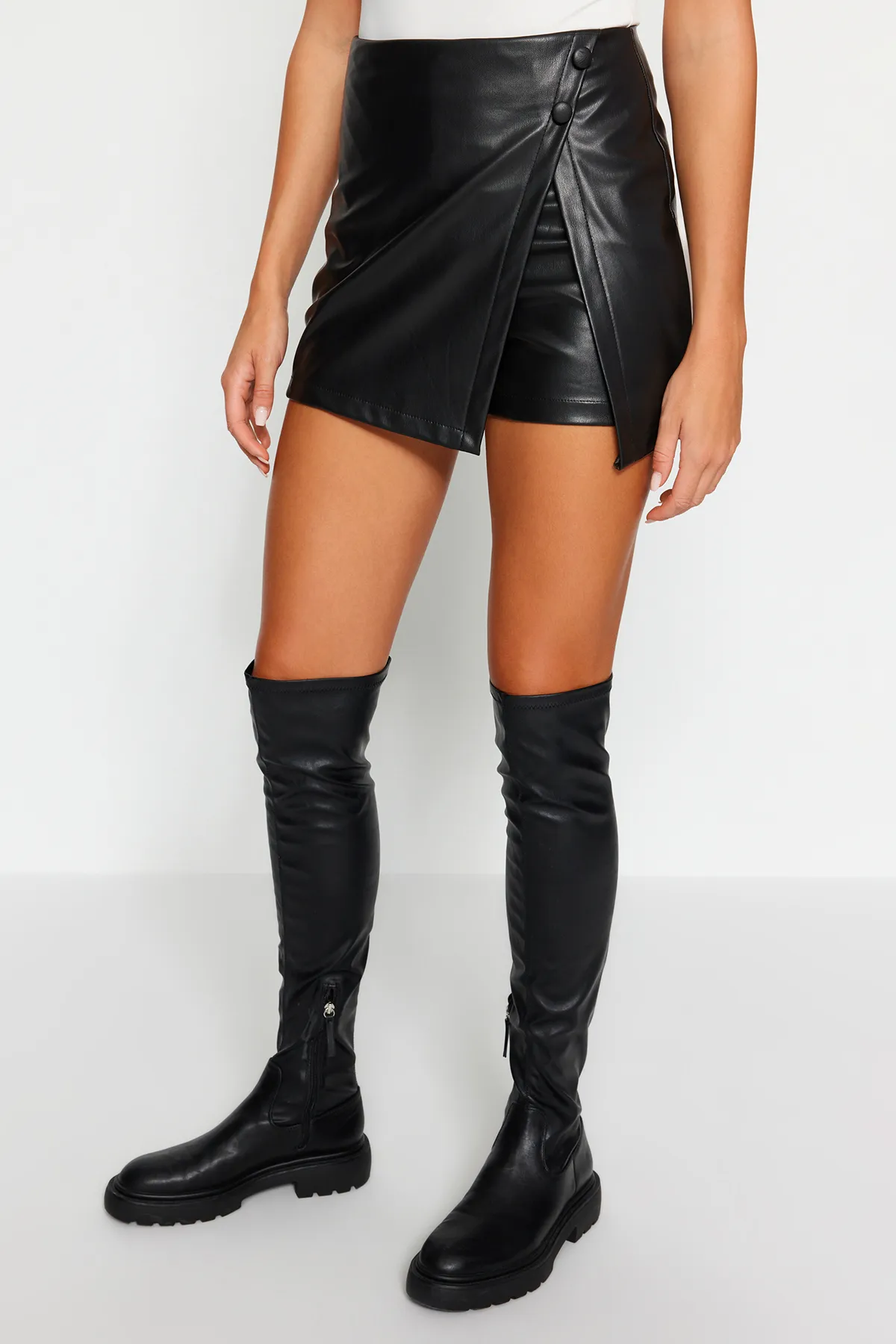 Trendyol Collection  Schwarzer zweireihiger Shortsrock aus gewebtem Kunstleder TWOAW24SR00013
