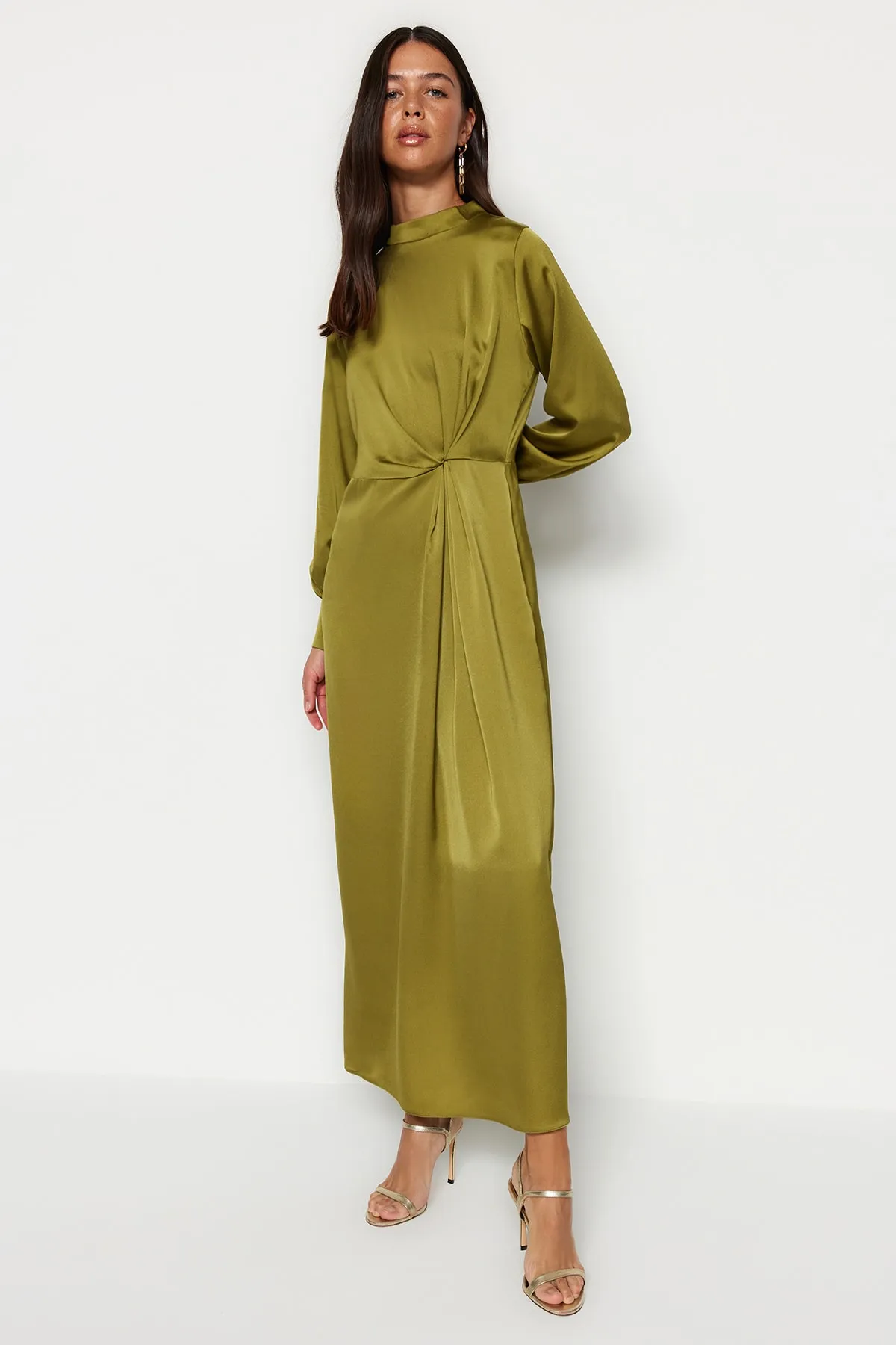 Trendyol Modest  Khakifarbenes Satin-Abendkleid mit geraffter Taille TCTSS23DB00043