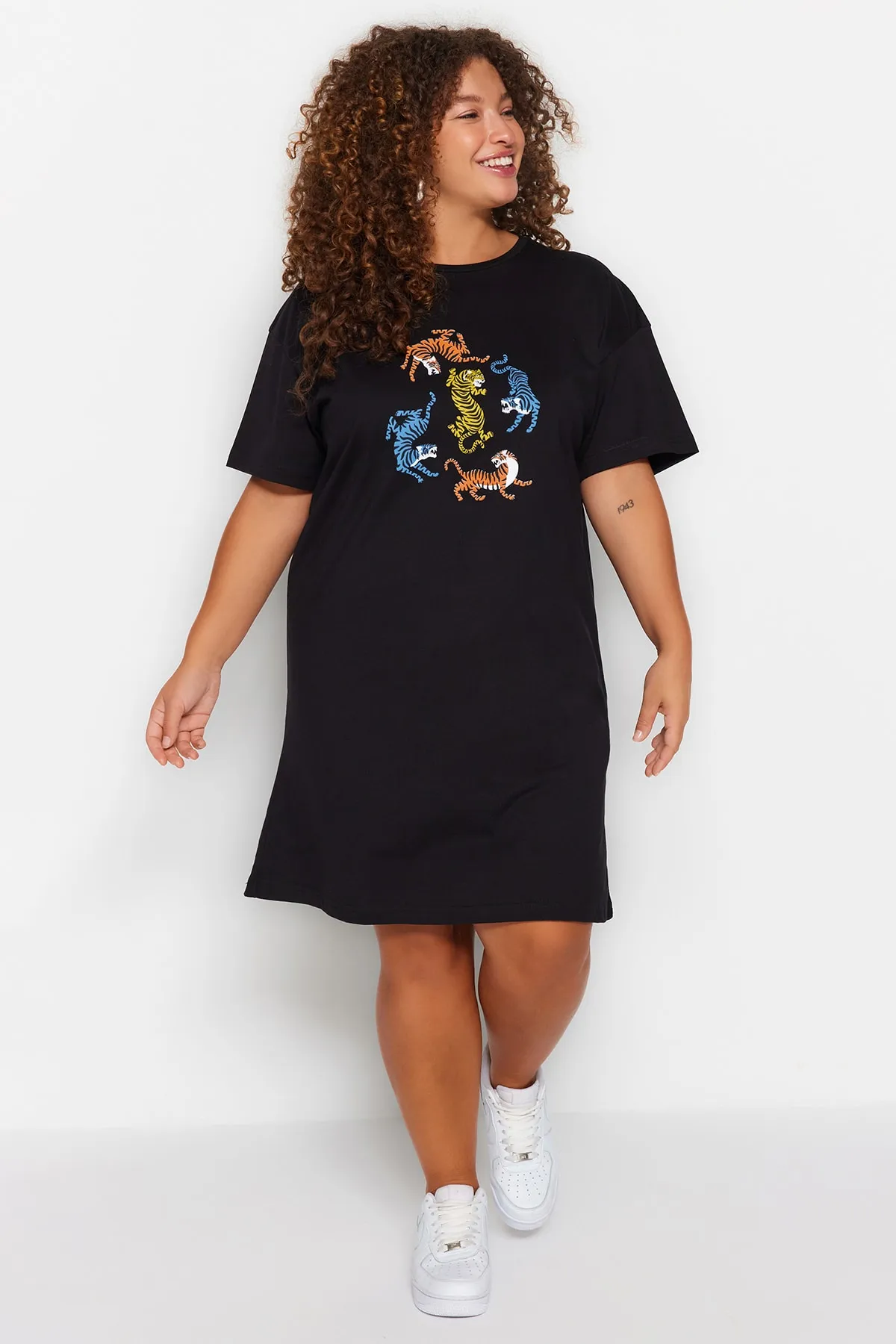 Trendyol Curve  Schwarzes bedrucktes T-Shirt-Strickkleid mit Rundhalsausschnitt TBBSS23AH00163