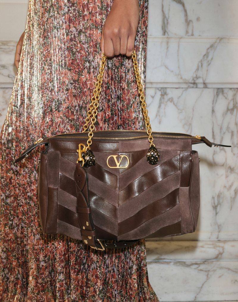 Bolsa de ombro média Valentino Garavani Panthea em camurça e napa com estampa chevron