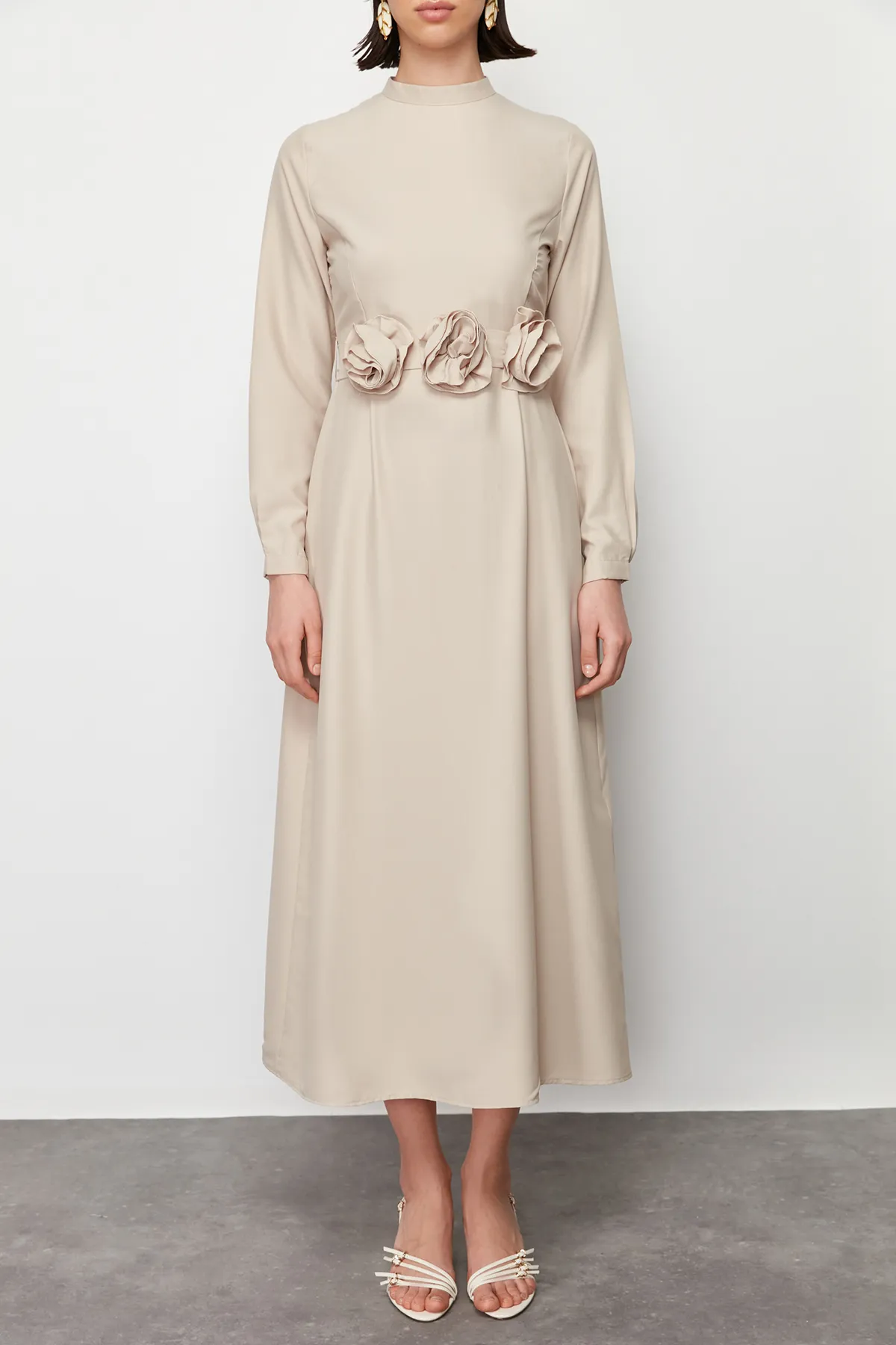 Trendyol Modest  Nerzfarbenes, gewebtes Satinkleid mit Gürtel und Rosendetail TCTSS24EB00177