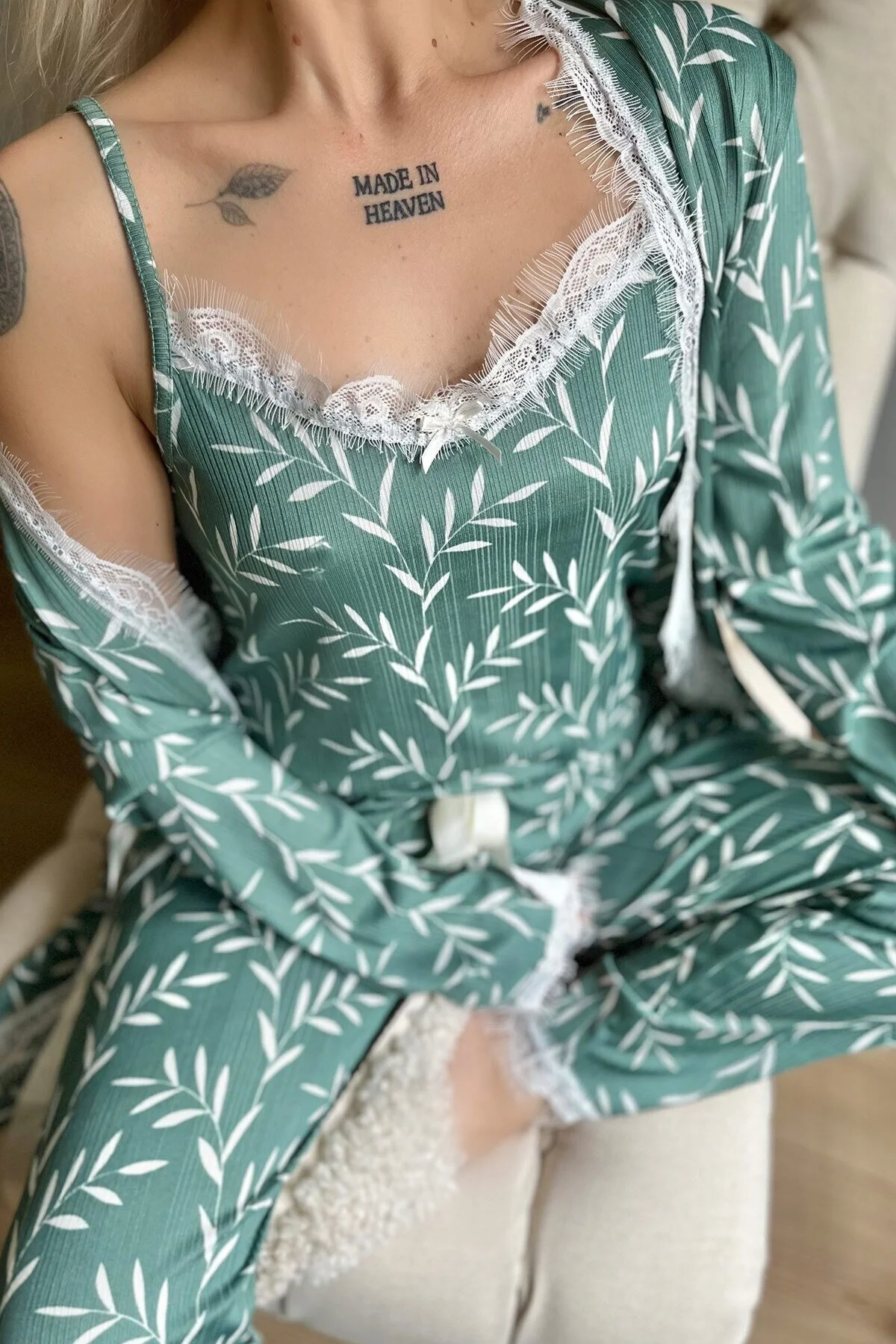 Pijamaevi  Pegasus-Pyjama-Set mit grünem Olivenzweig-gemustertem Morgenmantel